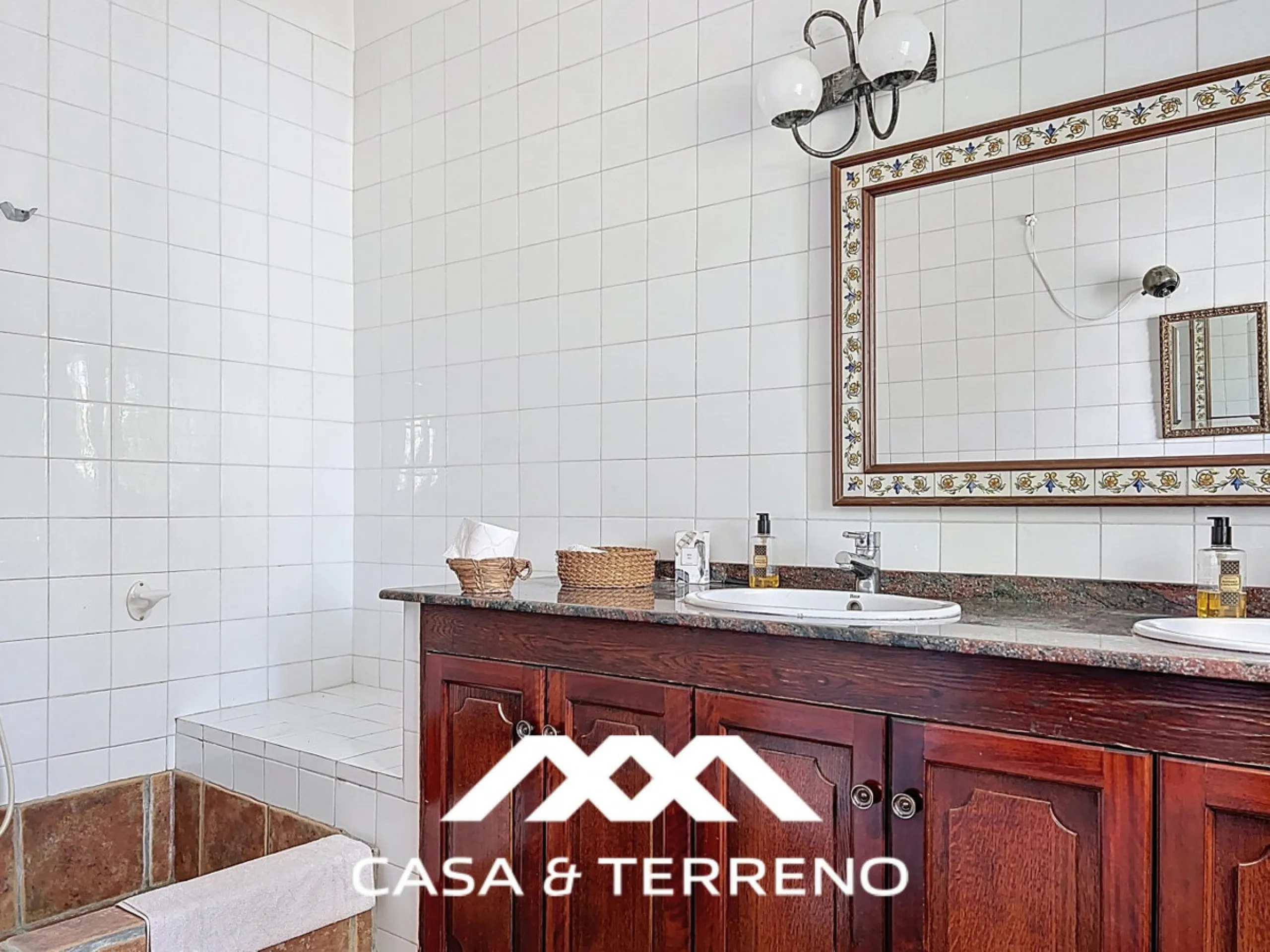 Located between Frigiliana and Nerja, this charming Andalusian-style property combines a comfortable main house with extraordinary exteriors, set on a spectacular plot of over 6,000 m2. Surrounded by mature pine trees and with complete privacy, this finca
