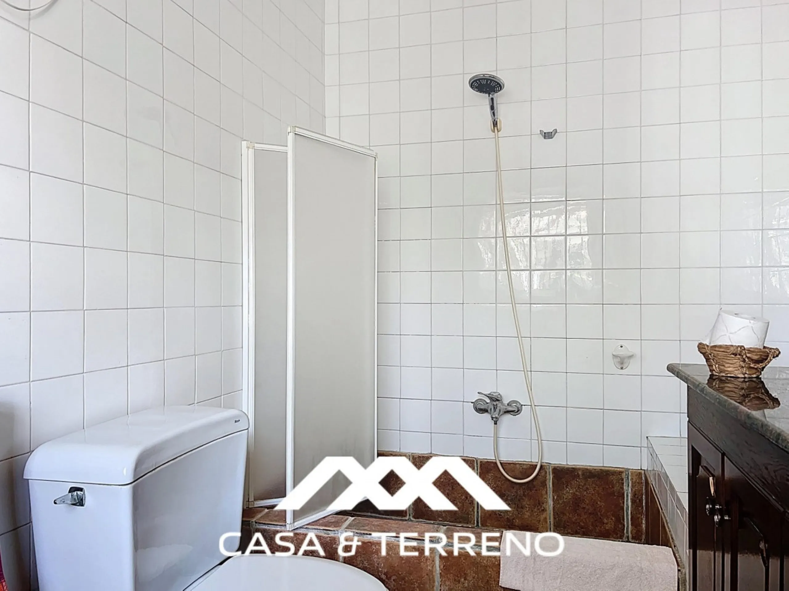 Located between Frigiliana and Nerja, this charming Andalusian-style property combines a comfortable main house with extraordinary exteriors, set on a spectacular plot of over 6,000 m2. Surrounded by mature pine trees and with complete privacy, this finca
