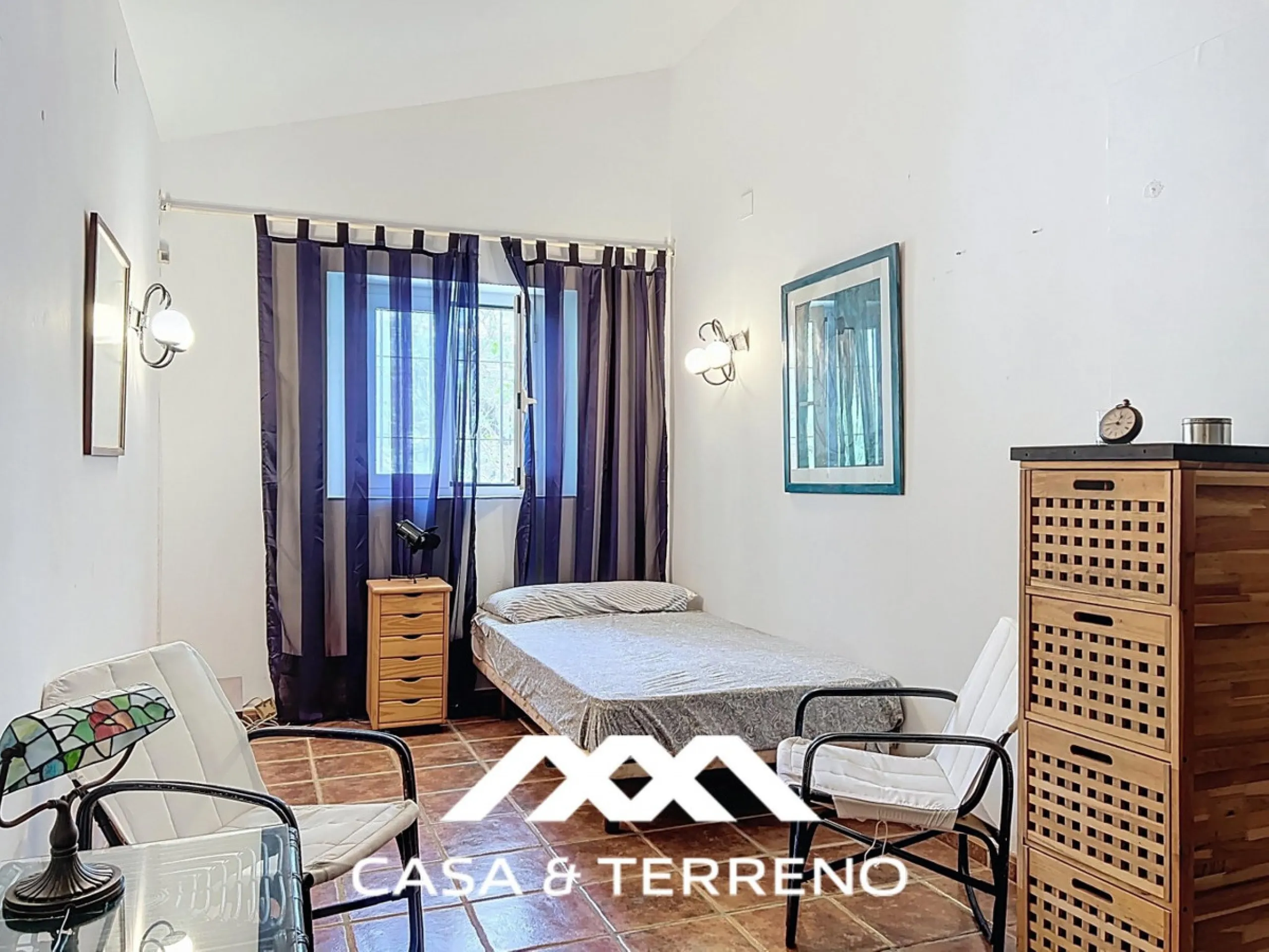 Located between Frigiliana and Nerja, this charming Andalusian-style property combines a comfortable main house with extraordinary exteriors, set on a spectacular plot of over 6,000 m2. Surrounded by mature pine trees and with complete privacy, this finca
