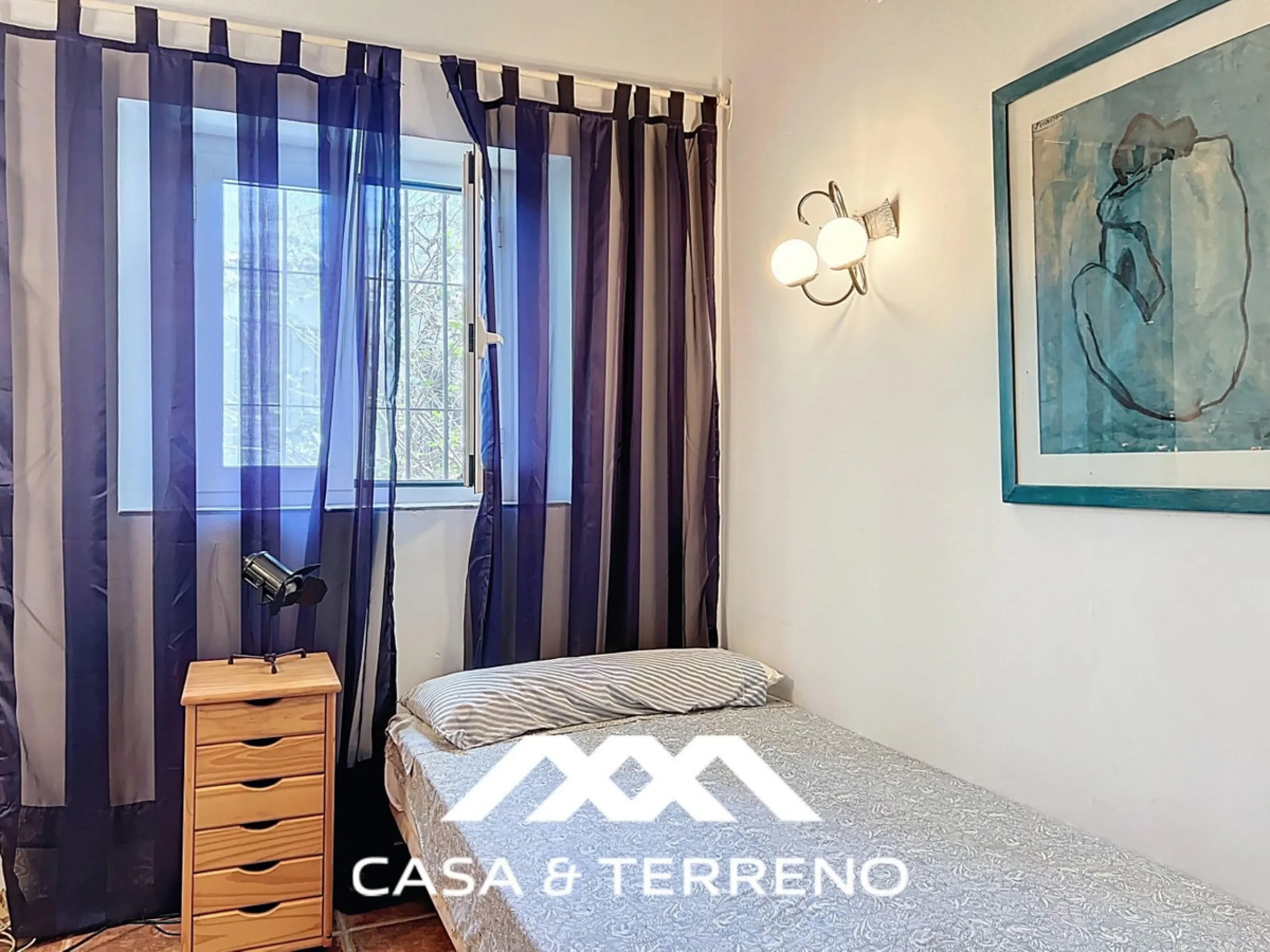 Located between Frigiliana and Nerja, this charming Andalusian-style property combines a comfortable main house with extraordinary exteriors, set on a spectacular plot of over 6,000 m2. Surrounded by mature pine trees and with complete privacy, this finca