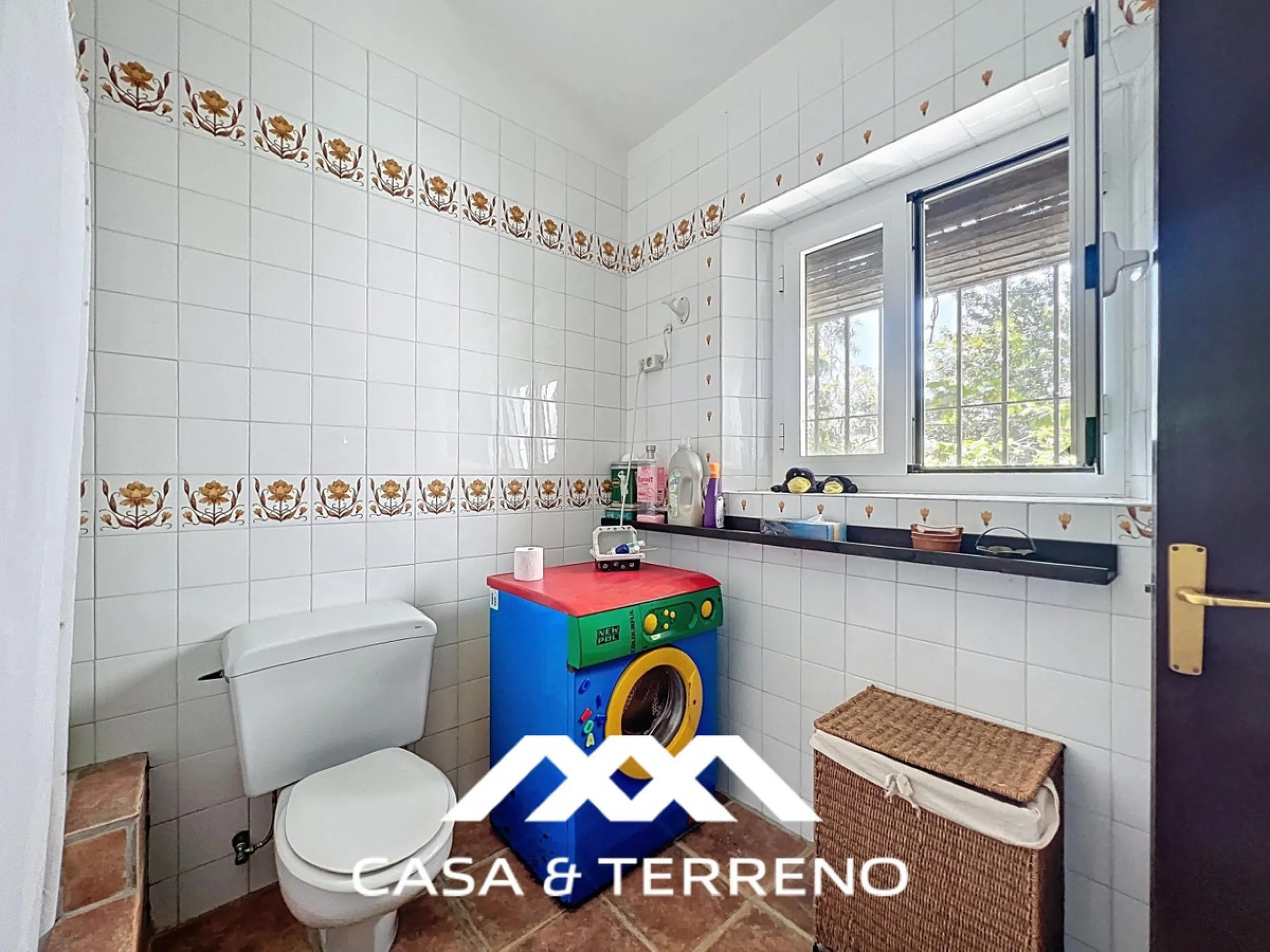 Located between Frigiliana and Nerja, this charming Andalusian-style property combines a comfortable main house with extraordinary exteriors, set on a spectacular plot of over 6,000 m2. Surrounded by mature pine trees and with complete privacy, this finca