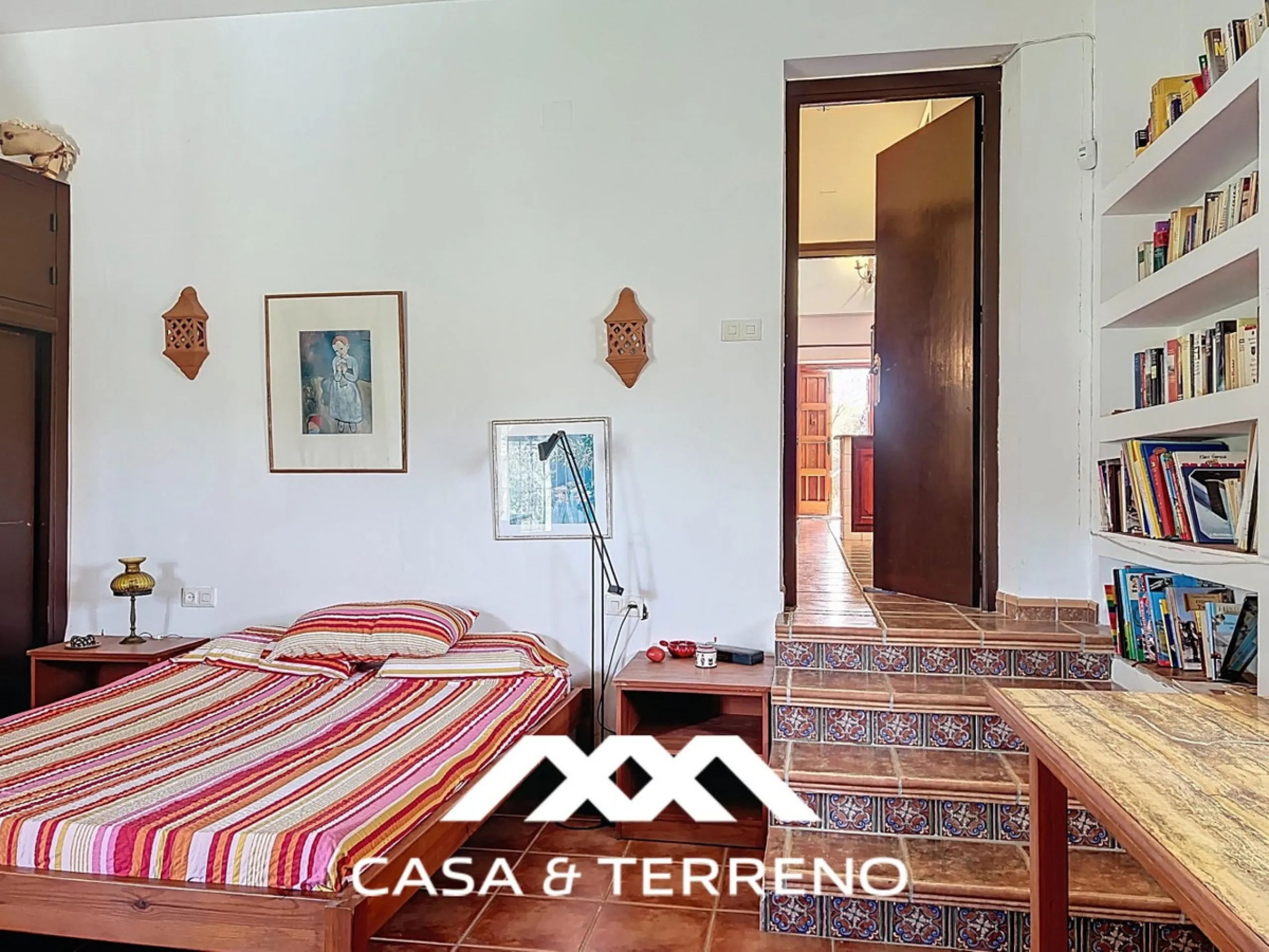 Located between Frigiliana and Nerja, this charming Andalusian-style property combines a comfortable main house with extraordinary exteriors, set on a spectacular plot of over 6,000 m2. Surrounded by mature pine trees and with complete privacy, this finca