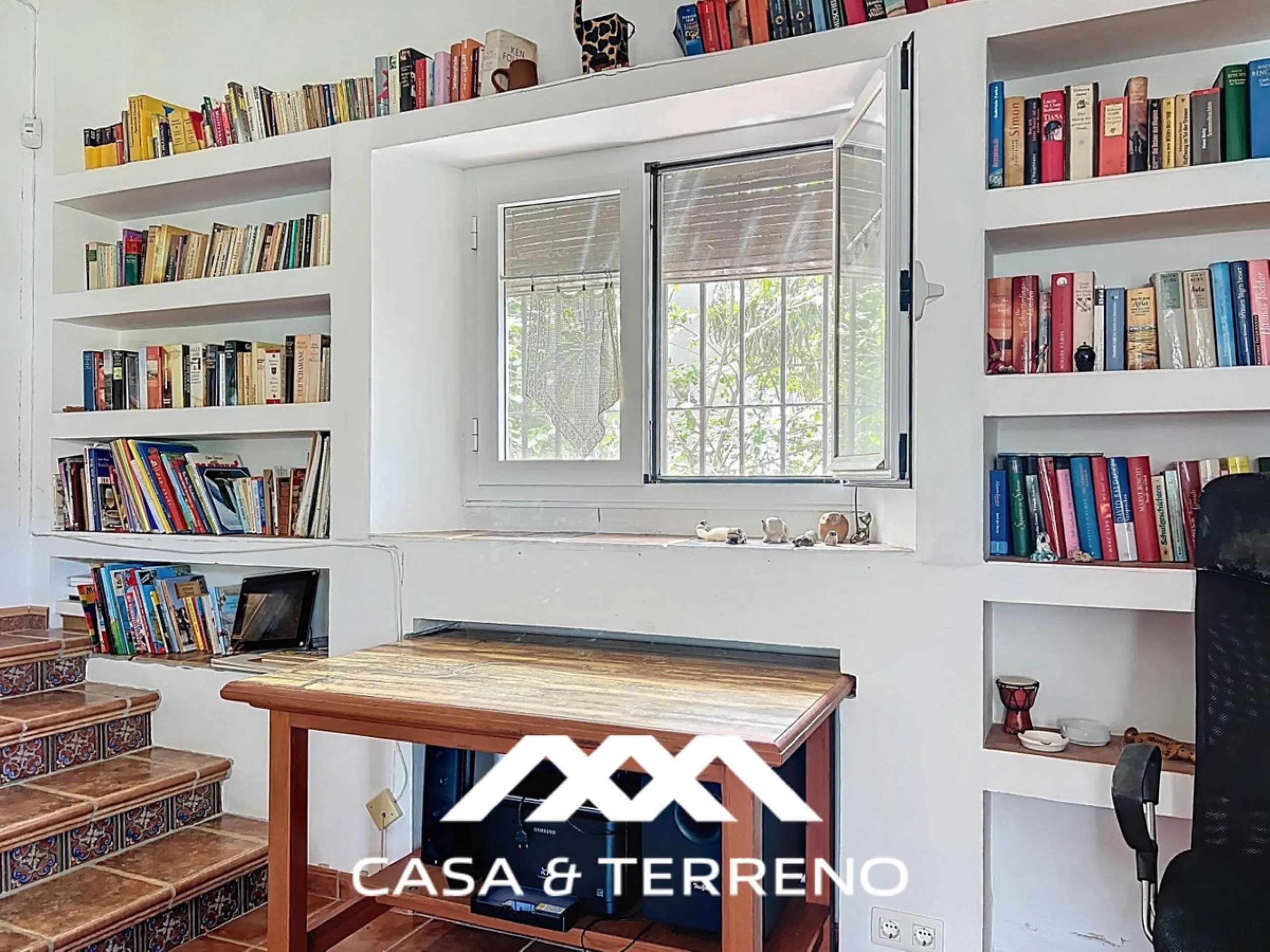 Located between Frigiliana and Nerja, this charming Andalusian-style property combines a comfortable main house with extraordinary exteriors, set on a spectacular plot of over 6,000 m2. Surrounded by mature pine trees and with complete privacy, this finca