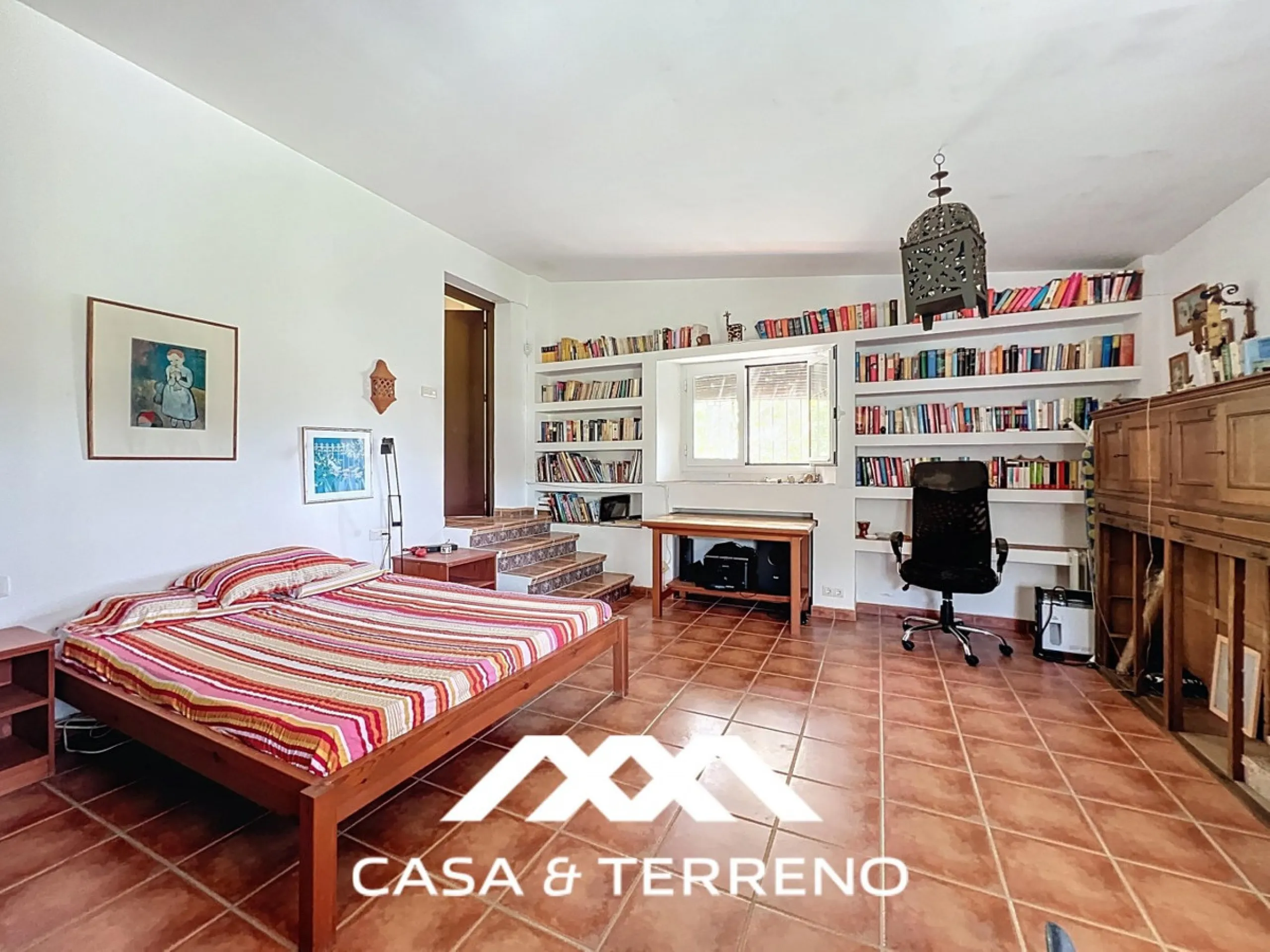 Located between Frigiliana and Nerja, this charming Andalusian-style property combines a comfortable main house with extraordinary exteriors, set on a spectacular plot of over 6,000 m2. Surrounded by mature pine trees and with complete privacy, this finca