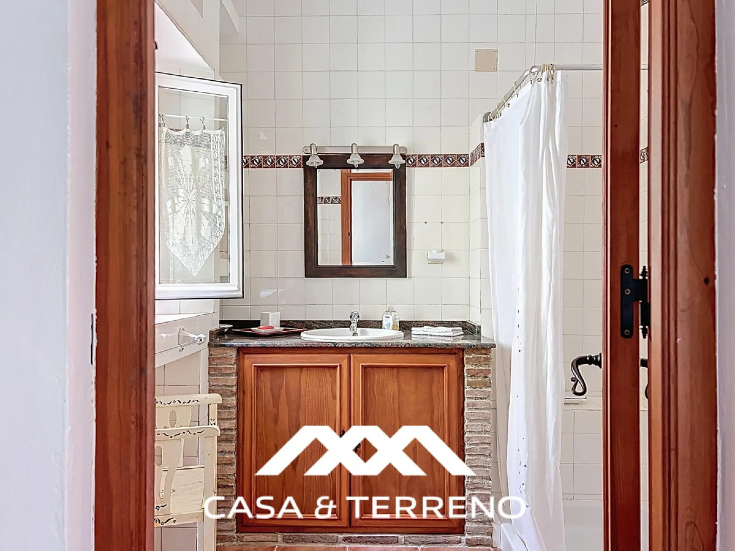 Located between Frigiliana and Nerja, this charming Andalusian-style property combines a comfortable main house with extraordinary exteriors, set on a spectacular plot of over 6,000 m2. Surrounded by mature pine trees and with complete privacy, this finca