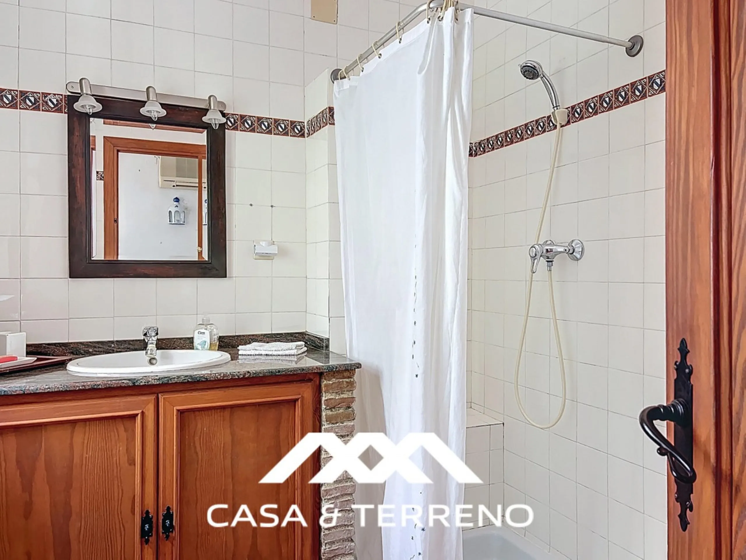 Located between Frigiliana and Nerja, this charming Andalusian-style property combines a comfortable main house with extraordinary exteriors, set on a spectacular plot of over 6,000 m2. Surrounded by mature pine trees and with complete privacy, this finca