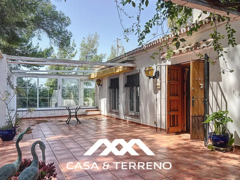 Located between Frigiliana and Nerja, this charming Andalusian-style property combines a comfortable main house with extraordinary exteriors, set on a spectacular plot of over 6,000 m2. Surrounded by mature pine trees and with complete privacy, this finca