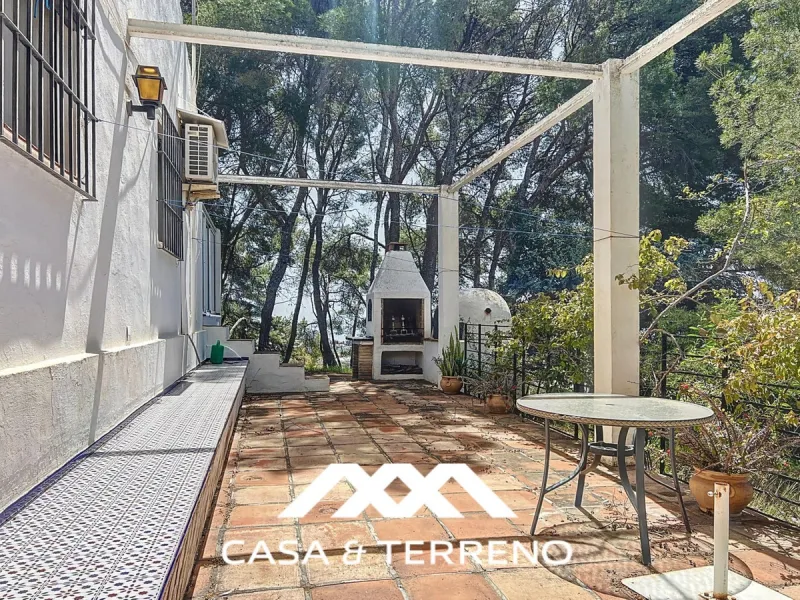 Located between Frigiliana and Nerja, this charming Andalusian-style property combines a comfortable main house with extraordinary exteriors, set on a spectacular plot of over 6,000 m2. Surrounded by mature pine trees and with complete privacy, this finca