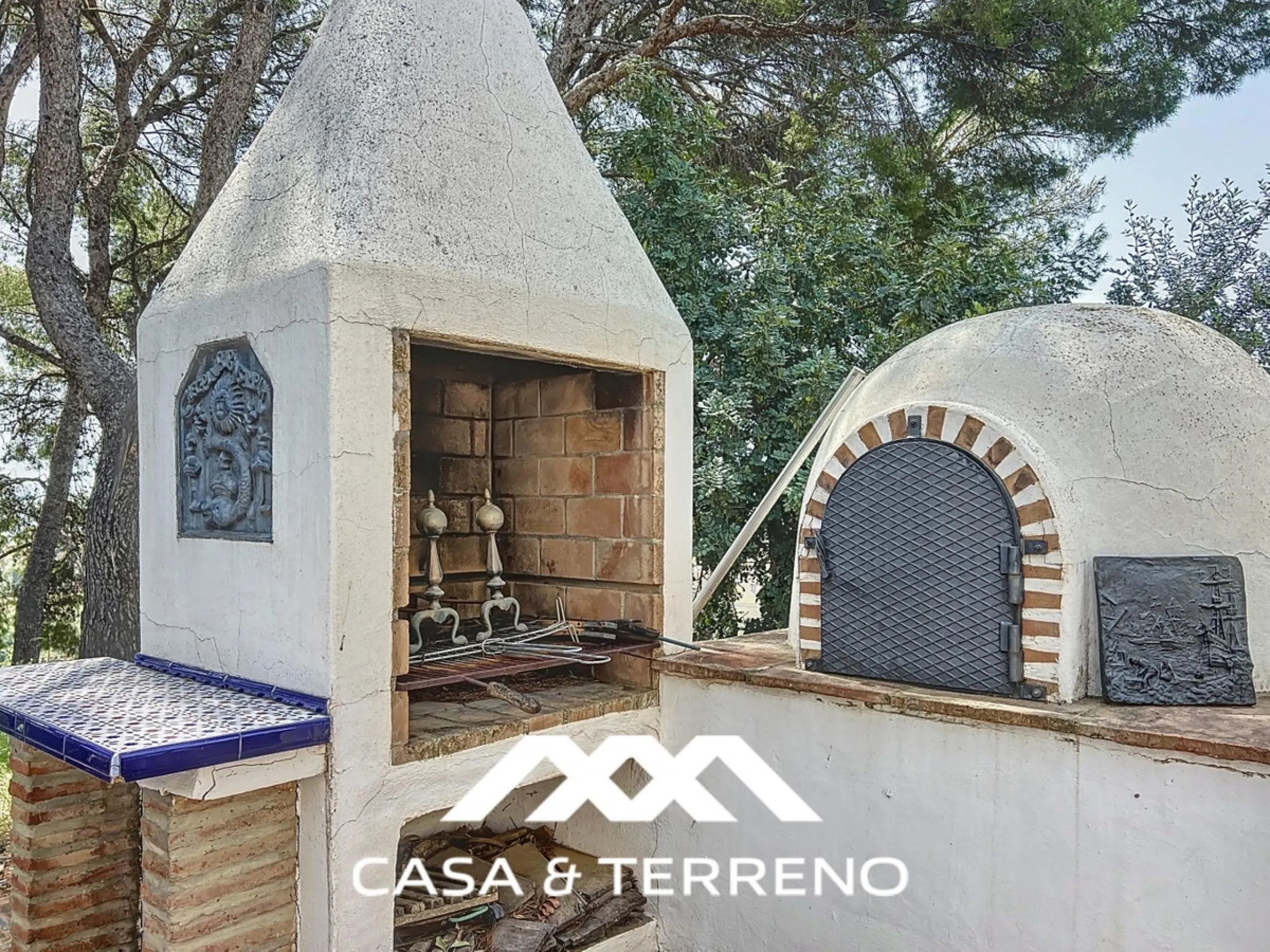 Located between Frigiliana and Nerja, this charming Andalusian-style property combines a comfortable main house with extraordinary exteriors, set on a spectacular plot of over 6,000 m2. Surrounded by mature pine trees and with complete privacy, this finca