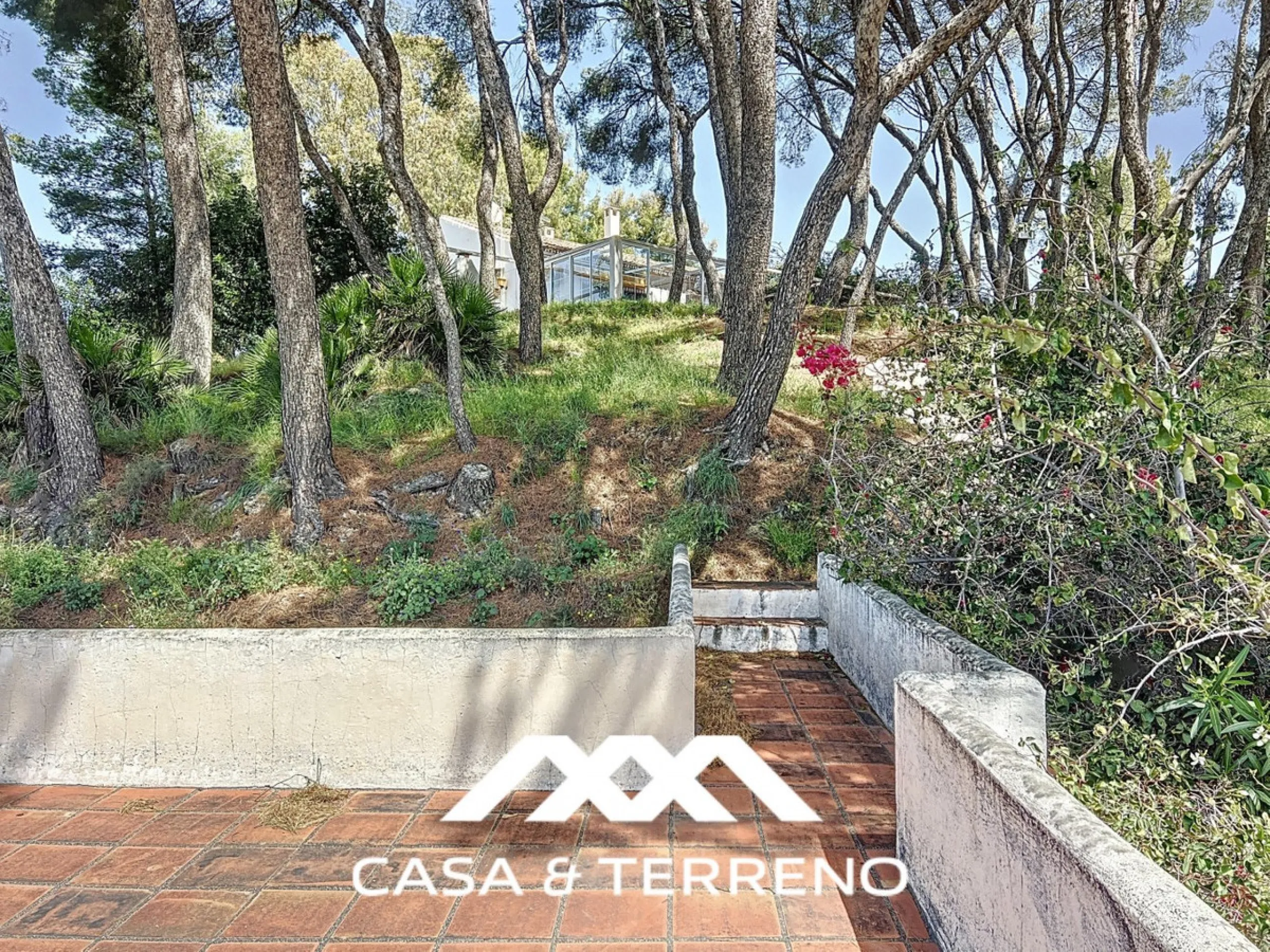 Located between Frigiliana and Nerja, this charming Andalusian-style property combines a comfortable main house with extraordinary exteriors, set on a spectacular plot of over 6,000 m2. Surrounded by mature pine trees and with complete privacy, this finca
