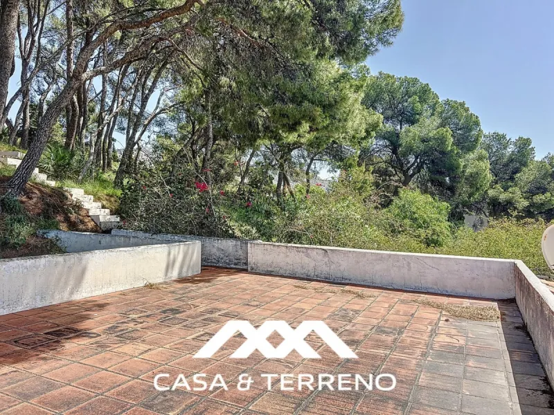Located between Frigiliana and Nerja, this charming Andalusian-style property combines a comfortable main house with extraordinary exteriors, set on a spectacular plot of over 6,000 m2. Surrounded by mature pine trees and with complete privacy, this finca