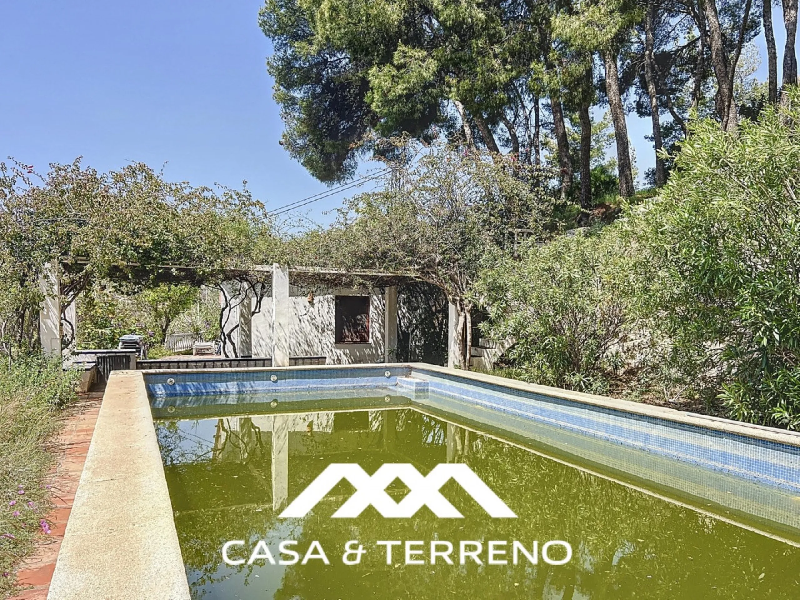 Located between Frigiliana and Nerja, this charming Andalusian-style property combines a comfortable main house with extraordinary exteriors, set on a spectacular plot of over 6,000 m2. Surrounded by mature pine trees and with complete privacy, this finca