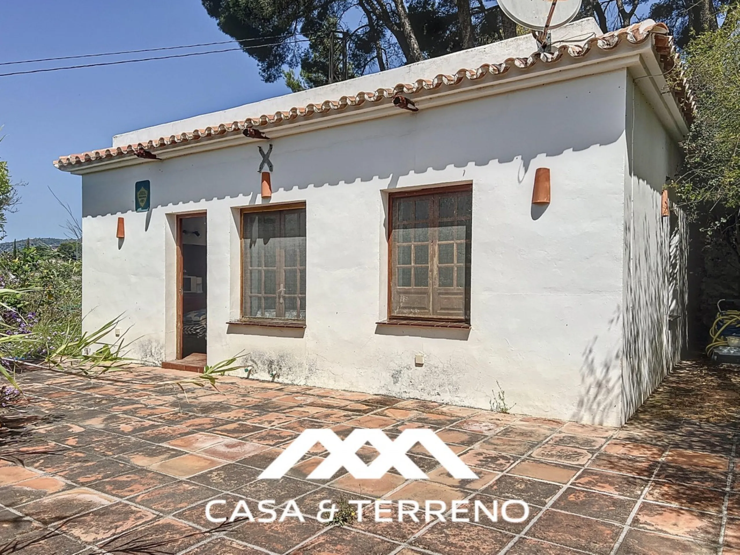 Located between Frigiliana and Nerja, this charming Andalusian-style property combines a comfortable main house with extraordinary exteriors, set on a spectacular plot of over 6,000 m2. Surrounded by mature pine trees and with complete privacy, this finca