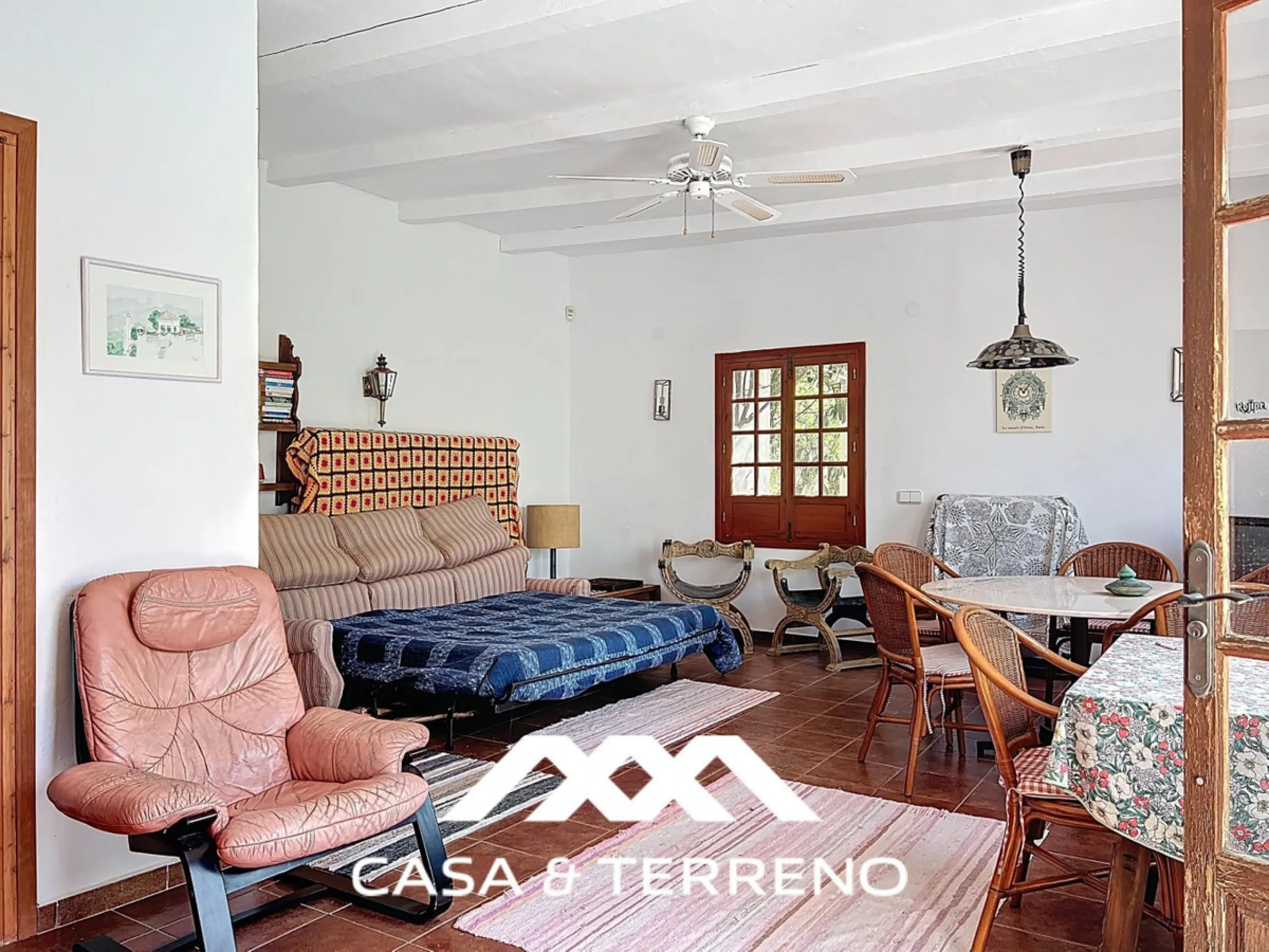 Located between Frigiliana and Nerja, this charming Andalusian-style property combines a comfortable main house with extraordinary exteriors, set on a spectacular plot of over 6,000 m2. Surrounded by mature pine trees and with complete privacy, this finca