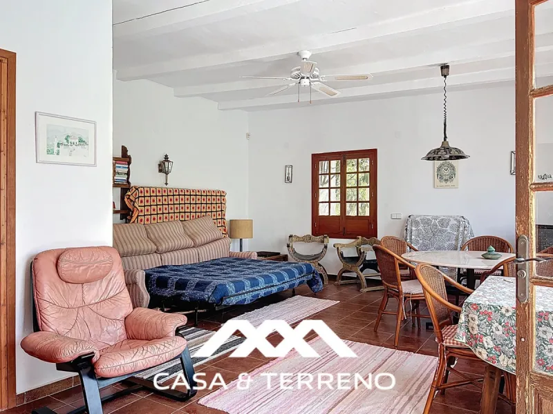 Located between Frigiliana and Nerja, this charming Andalusian-style property combines a comfortable main house with extraordinary exteriors, set on a spectacular plot of over 6,000 m2. Surrounded by mature pine trees and with complete privacy, this finca