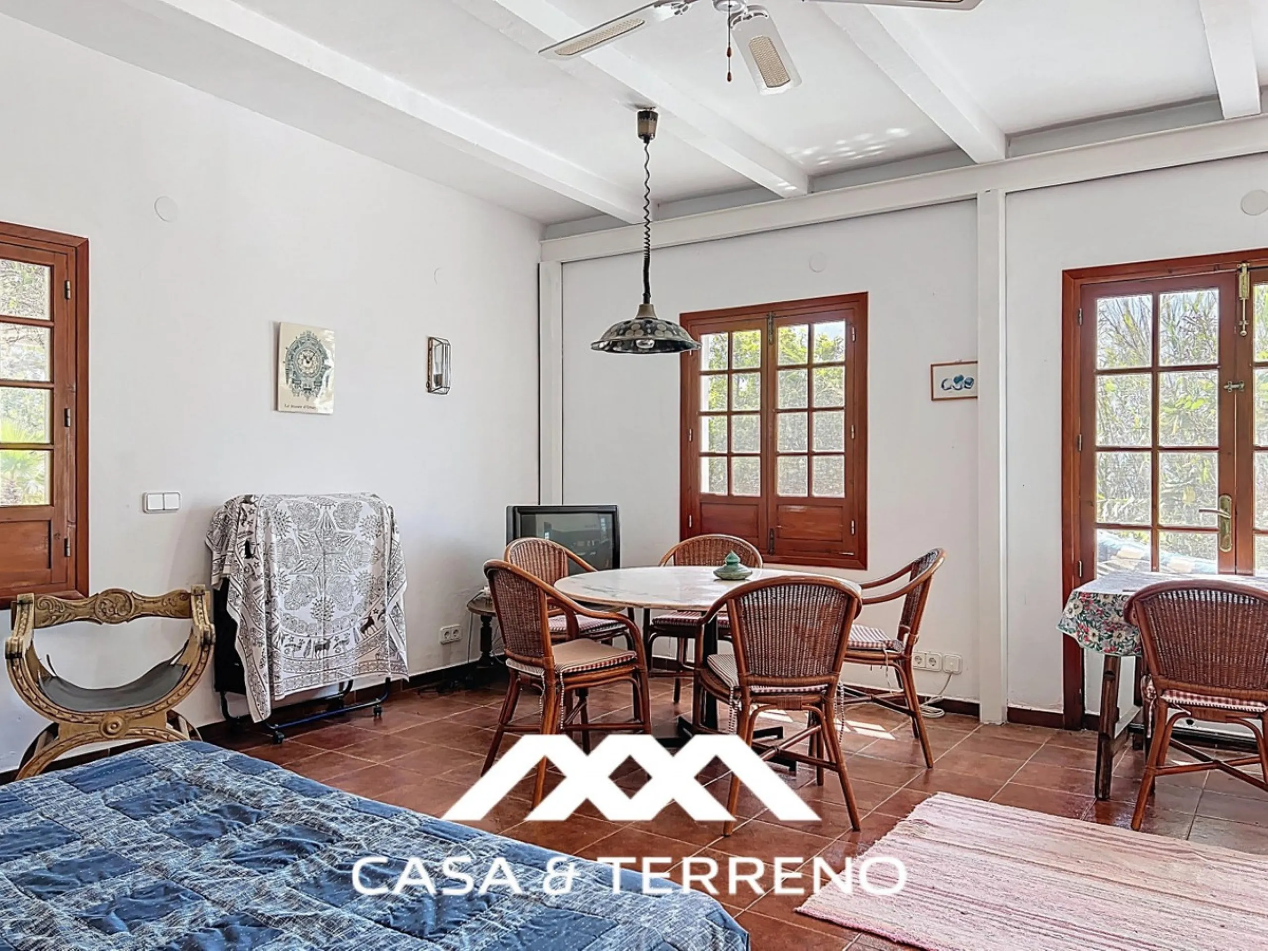 Located between Frigiliana and Nerja, this charming Andalusian-style property combines a comfortable main house with extraordinary exteriors, set on a spectacular plot of over 6,000 m2. Surrounded by mature pine trees and with complete privacy, this finca