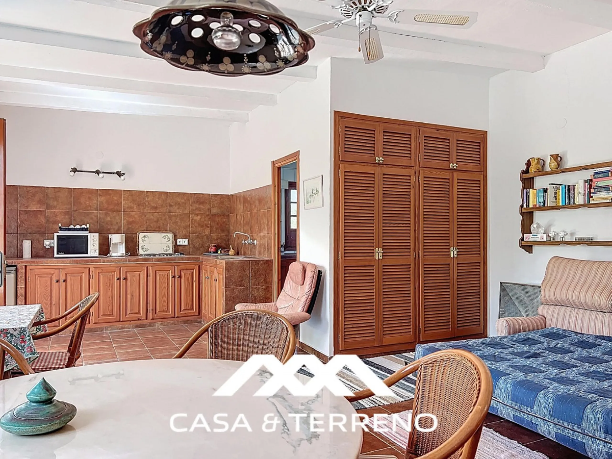 Located between Frigiliana and Nerja, this charming Andalusian-style property combines a comfortable main house with extraordinary exteriors, set on a spectacular plot of over 6,000 m2. Surrounded by mature pine trees and with complete privacy, this finca