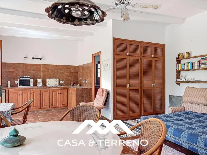Located between Frigiliana and Nerja, this charming Andalusian-style property combines a comfortable main house with extraordinary exteriors, set on a spectacular plot of over 6,000 m2. Surrounded by mature pine trees and with complete privacy, this finca