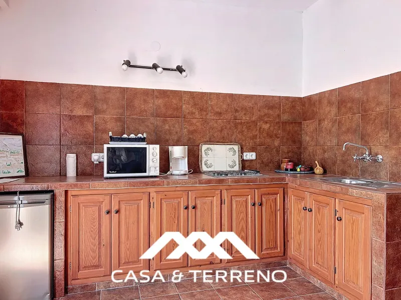 Located between Frigiliana and Nerja, this charming Andalusian-style property combines a comfortable main house with extraordinary exteriors, set on a spectacular plot of over 6,000 m2. Surrounded by mature pine trees and with complete privacy, this finca