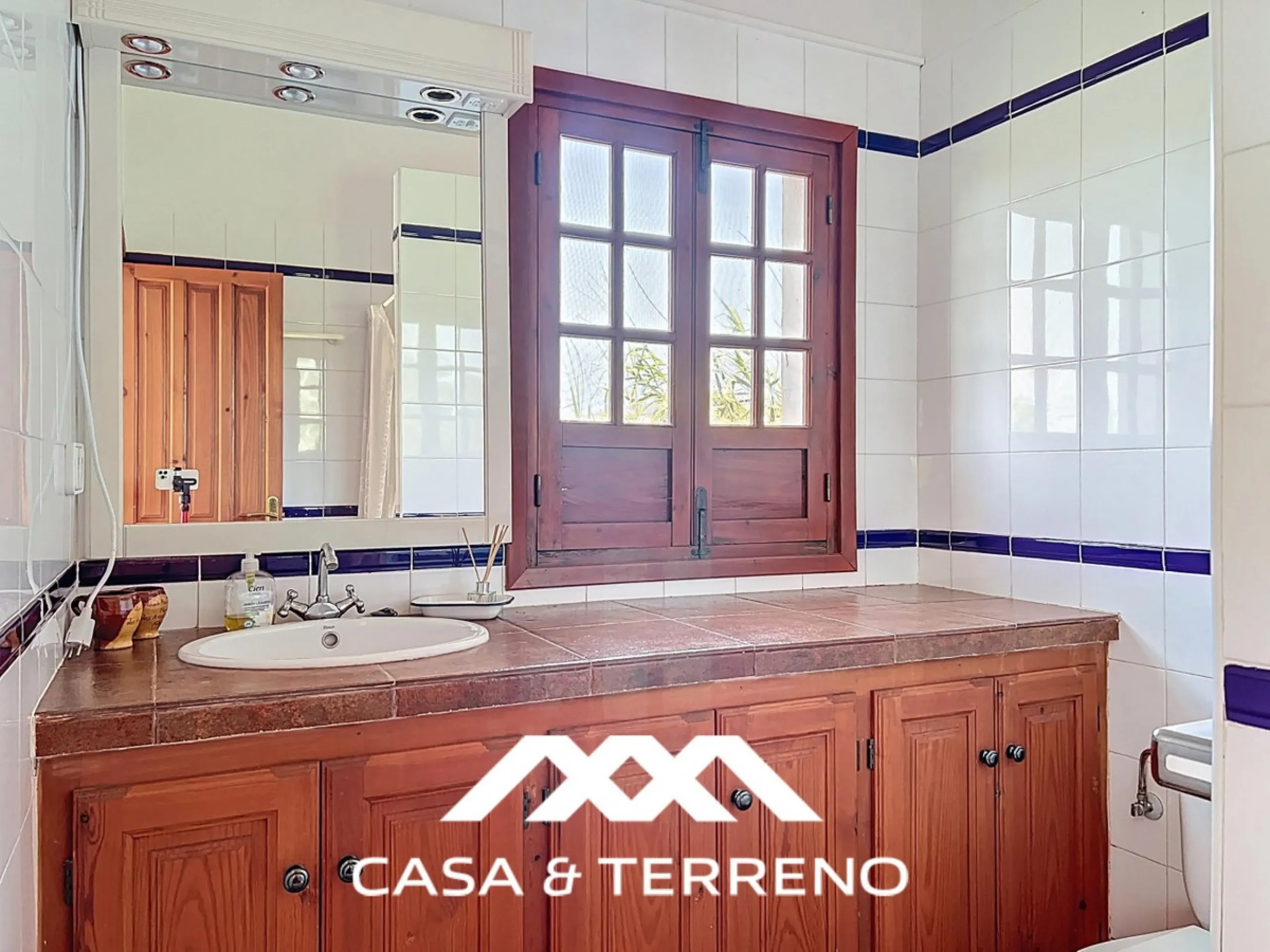 Located between Frigiliana and Nerja, this charming Andalusian-style property combines a comfortable main house with extraordinary exteriors, set on a spectacular plot of over 6,000 m2. Surrounded by mature pine trees and with complete privacy, this finca