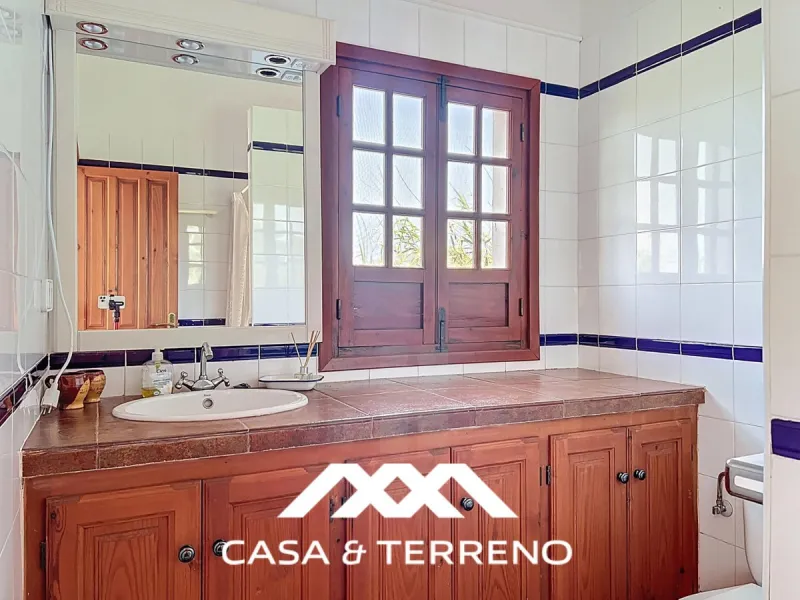 Located between Frigiliana and Nerja, this charming Andalusian-style property combines a comfortable main house with extraordinary exteriors, set on a spectacular plot of over 6,000 m2. Surrounded by mature pine trees and with complete privacy, this finca