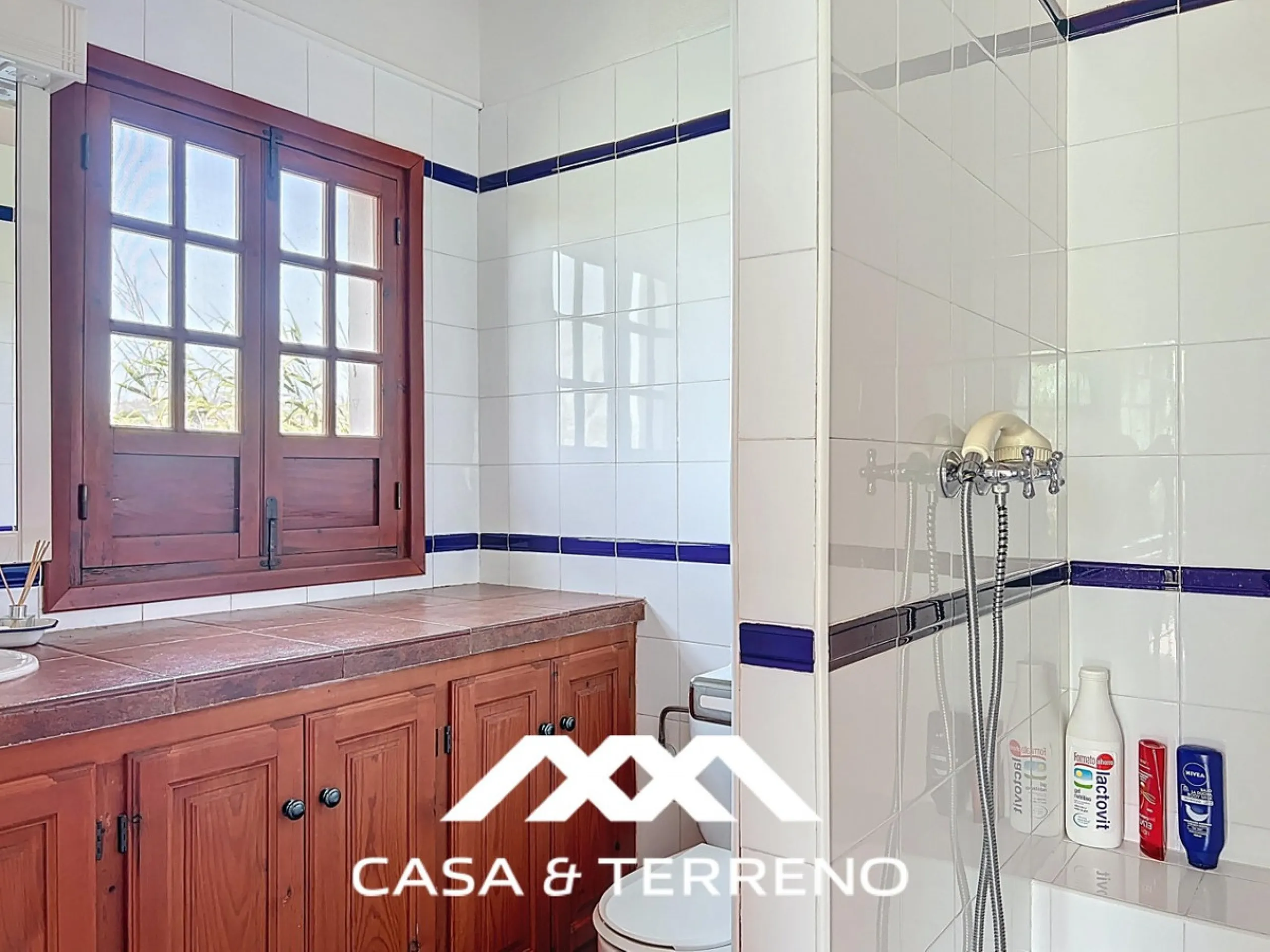Located between Frigiliana and Nerja, this charming Andalusian-style property combines a comfortable main house with extraordinary exteriors, set on a spectacular plot of over 6,000 m2. Surrounded by mature pine trees and with complete privacy, this finca