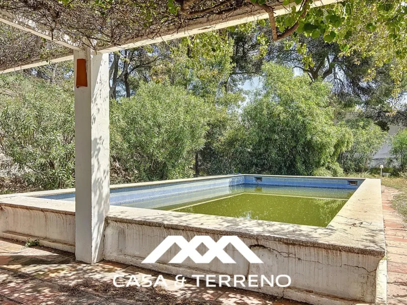 Located between Frigiliana and Nerja, this charming Andalusian-style property combines a comfortable main house with extraordinary exteriors, set on a spectacular plot of over 6,000 m2. Surrounded by mature pine trees and with complete privacy, this finca