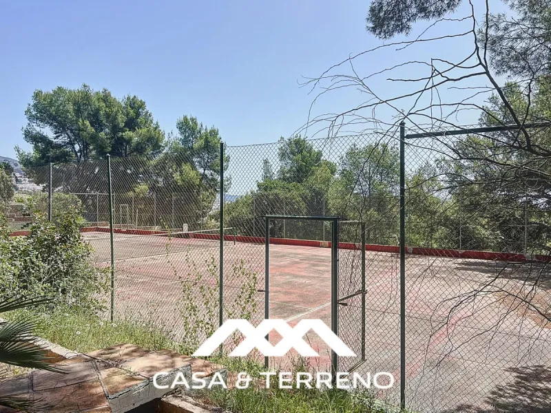 Located between Frigiliana and Nerja, this charming Andalusian-style property combines a comfortable main house with extraordinary exteriors, set on a spectacular plot of over 6,000 m2. Surrounded by mature pine trees and with complete privacy, this finca