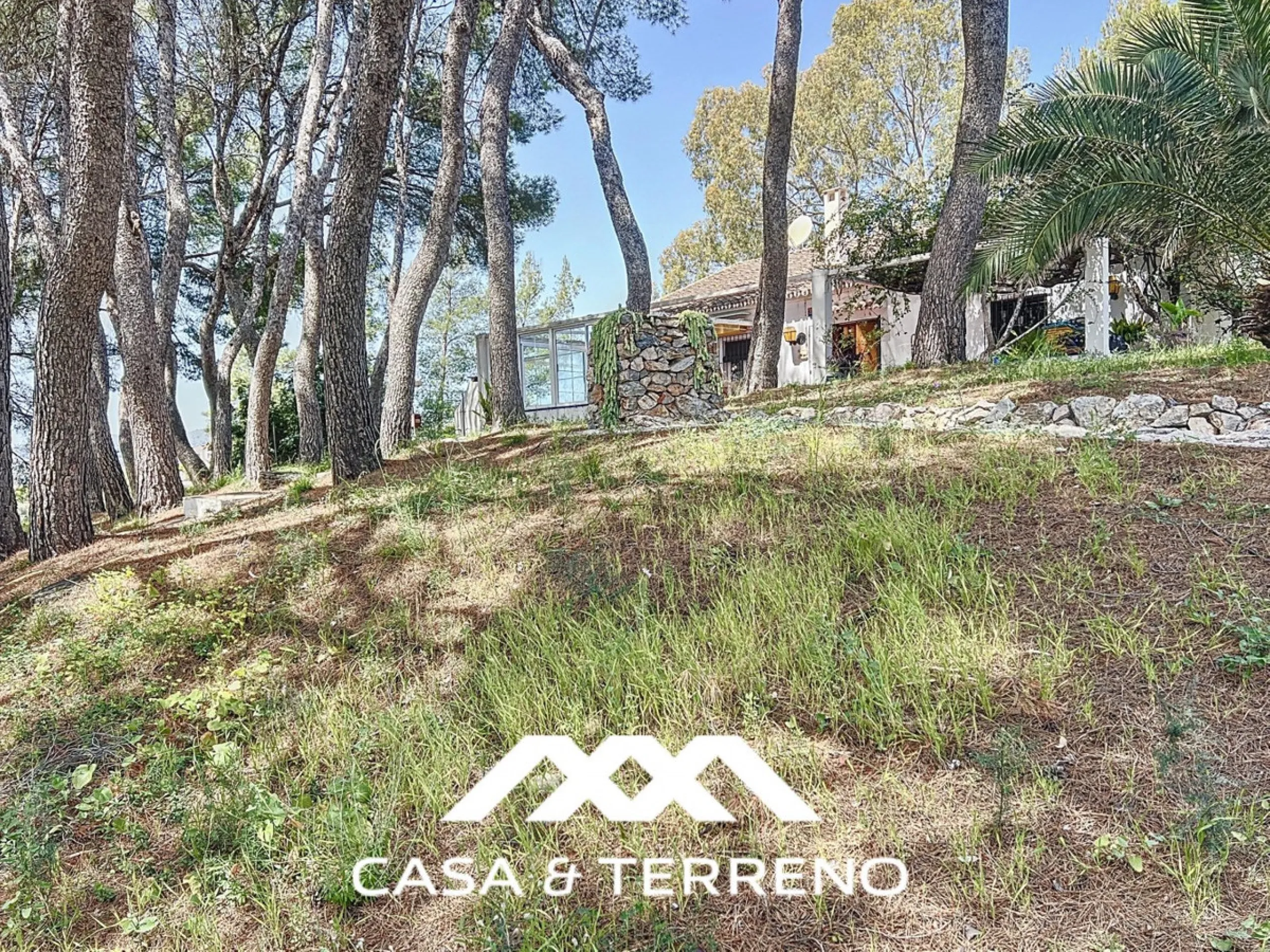 Located between Frigiliana and Nerja, this charming Andalusian-style property combines a comfortable main house with extraordinary exteriors, set on a spectacular plot of over 6,000 m2. Surrounded by mature pine trees and with complete privacy, this finca