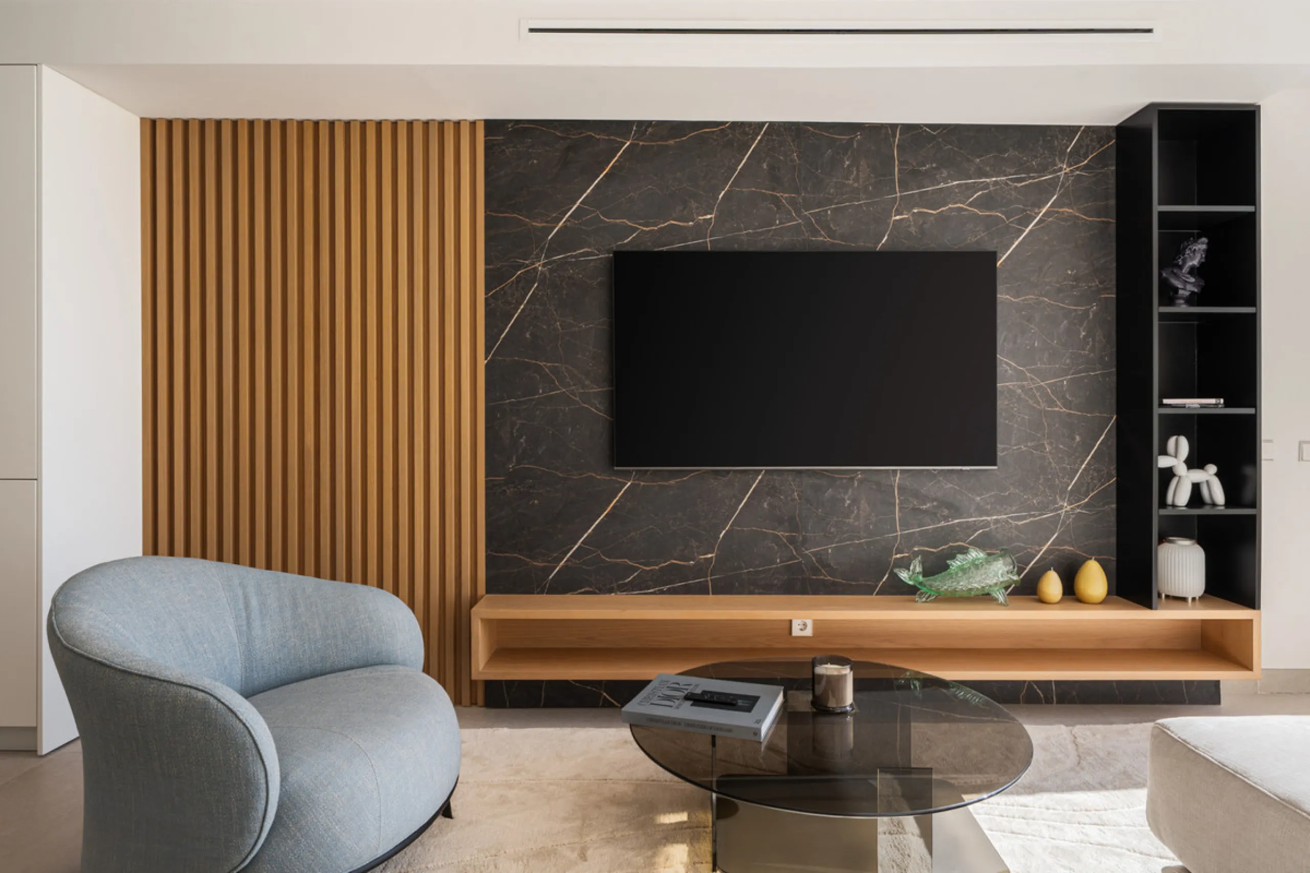 Apartment Jasmine is a beautifully renovated three-bedroom apartment for sale in the exclusive Palacetes Los Belvederes, an established residential community in Nueva Andalucía. Originally built in 2003 and fully modernised in 2024, this southeast-facing 