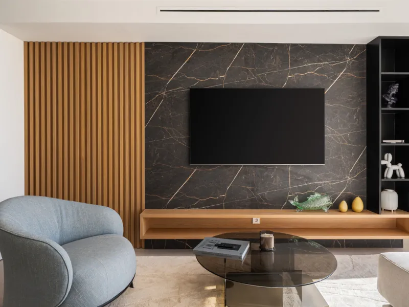 Apartment Jasmine is a beautifully renovated three-bedroom apartment for sale in the exclusive Palacetes Los Belvederes, an established residential community in Nueva Andalucía. Originally built in 2003 and fully modernised in 2024, this southeast-facing 