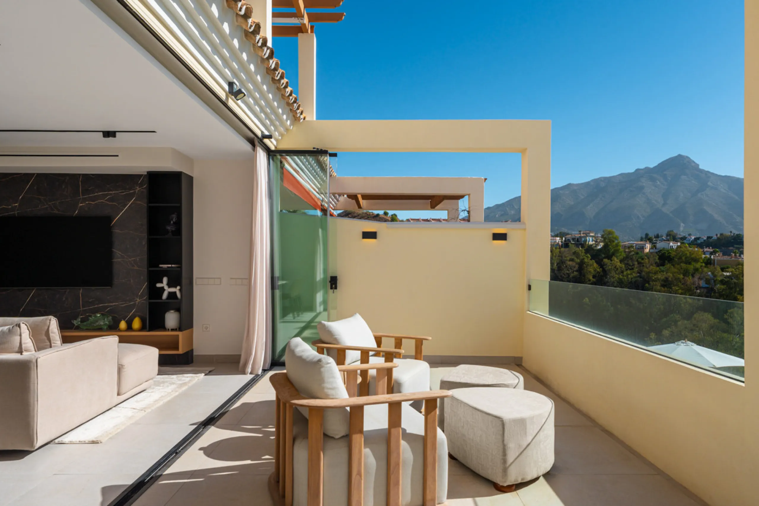 Apartment Jasmine is a beautifully renovated three-bedroom apartment for sale in the exclusive Palacetes Los Belvederes, an established residential community in Nueva Andalucía. Originally built in 2003 and fully modernised in 2024, this southeast-facing 