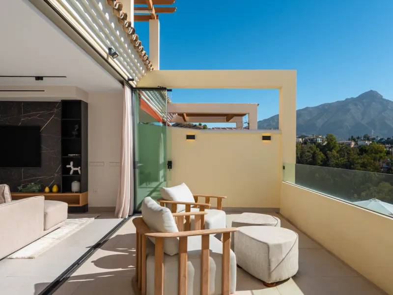 Apartment Jasmine is a beautifully renovated three-bedroom apartment for sale in the exclusive Palacetes Los Belvederes, an established residential community in Nueva Andalucía. Originally built in 2003 and fully modernised in 2024, this southeast-facing 