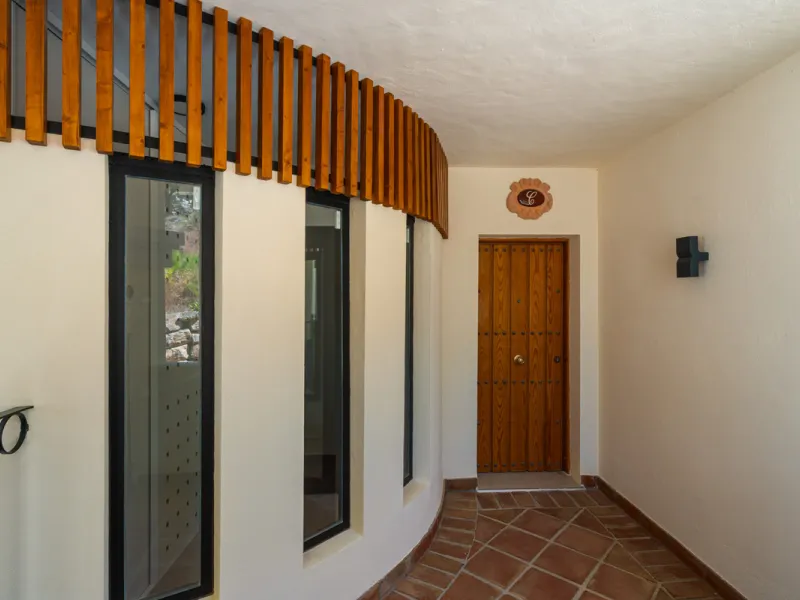 Apartment Jasmine is a beautifully renovated three-bedroom apartment for sale in the exclusive Palacetes Los Belvederes, an established residential community in Nueva Andalucía. Originally built in 2003 and fully modernised in 2024, this southeast-facing 