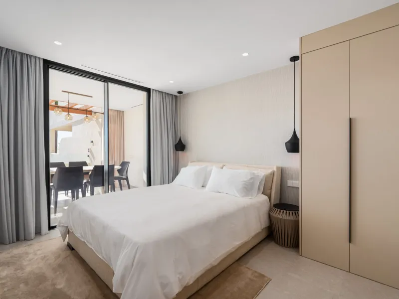 Apartment Jasmine is a beautifully renovated three-bedroom apartment for sale in the exclusive Palacetes Los Belvederes, an established residential community in Nueva Andalucía. Originally built in 2003 and fully modernised in 2024, this southeast-facing 