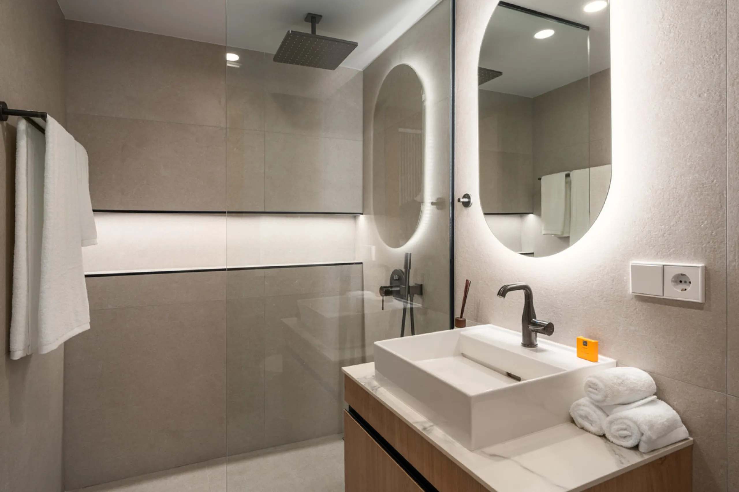 Apartment Jasmine is a beautifully renovated three-bedroom apartment for sale in the exclusive Palacetes Los Belvederes, an established residential community in Nueva Andalucía. Originally built in 2003 and fully modernised in 2024, this southeast-facing 