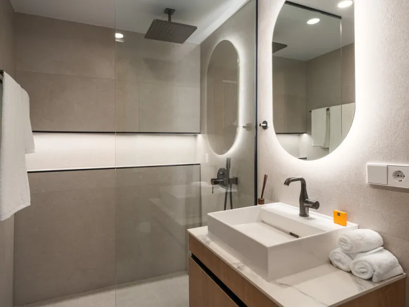 Apartment Jasmine is a beautifully renovated three-bedroom apartment for sale in the exclusive Palacetes Los Belvederes, an established residential community in Nueva Andalucía. Originally built in 2003 and fully modernised in 2024, this southeast-facing 
