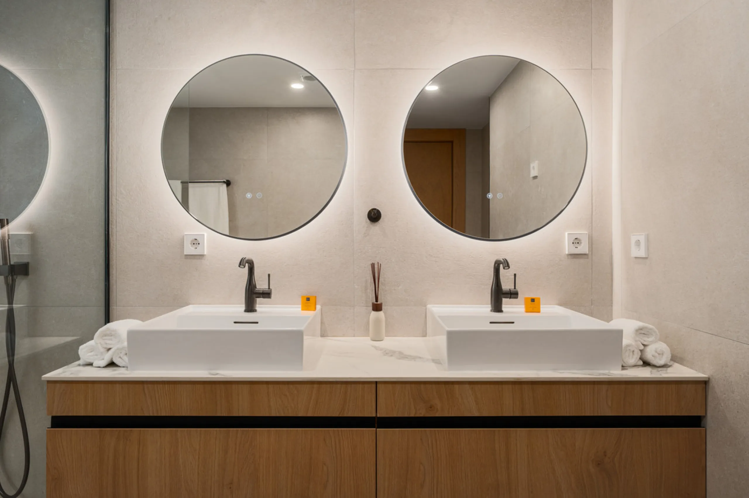 Apartment Jasmine is a beautifully renovated three-bedroom apartment for sale in the exclusive Palacetes Los Belvederes, an established residential community in Nueva Andalucía. Originally built in 2003 and fully modernised in 2024, this southeast-facing 