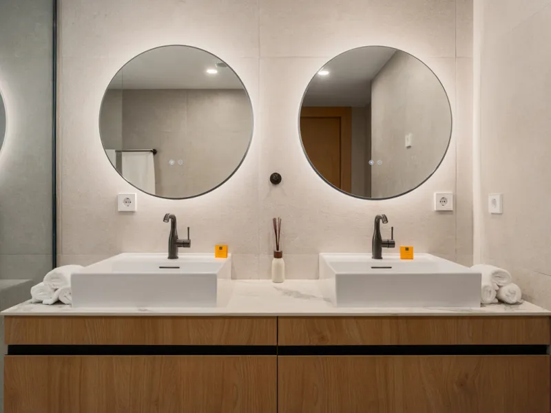 Apartment Jasmine is a beautifully renovated three-bedroom apartment for sale in the exclusive Palacetes Los Belvederes, an established residential community in Nueva Andalucía. Originally built in 2003 and fully modernised in 2024, this southeast-facing 