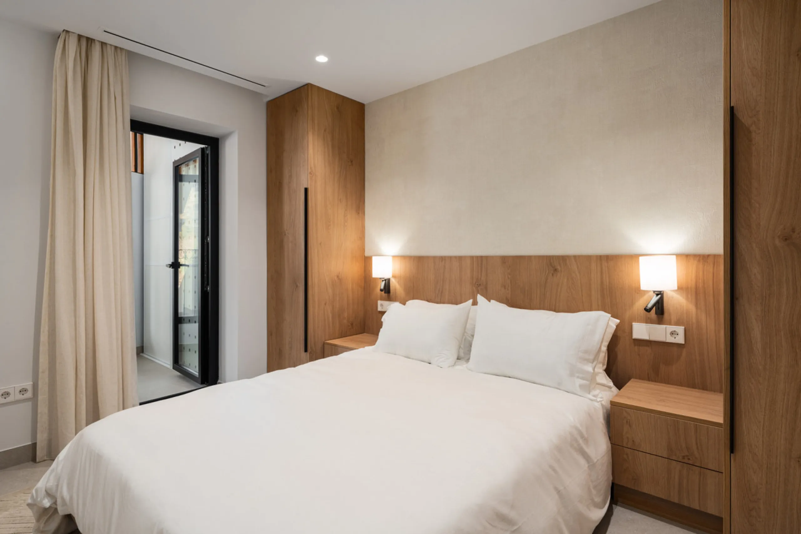 Apartment Jasmine is a beautifully renovated three-bedroom apartment for sale in the exclusive Palacetes Los Belvederes, an established residential community in Nueva Andalucía. Originally built in 2003 and fully modernised in 2024, this southeast-facing 