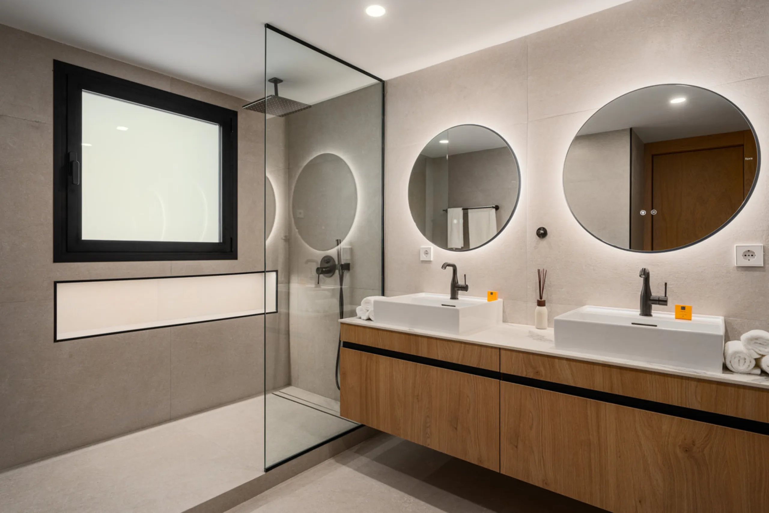 Apartment Jasmine is a beautifully renovated three-bedroom apartment for sale in the exclusive Palacetes Los Belvederes, an established residential community in Nueva Andalucía. Originally built in 2003 and fully modernised in 2024, this southeast-facing 