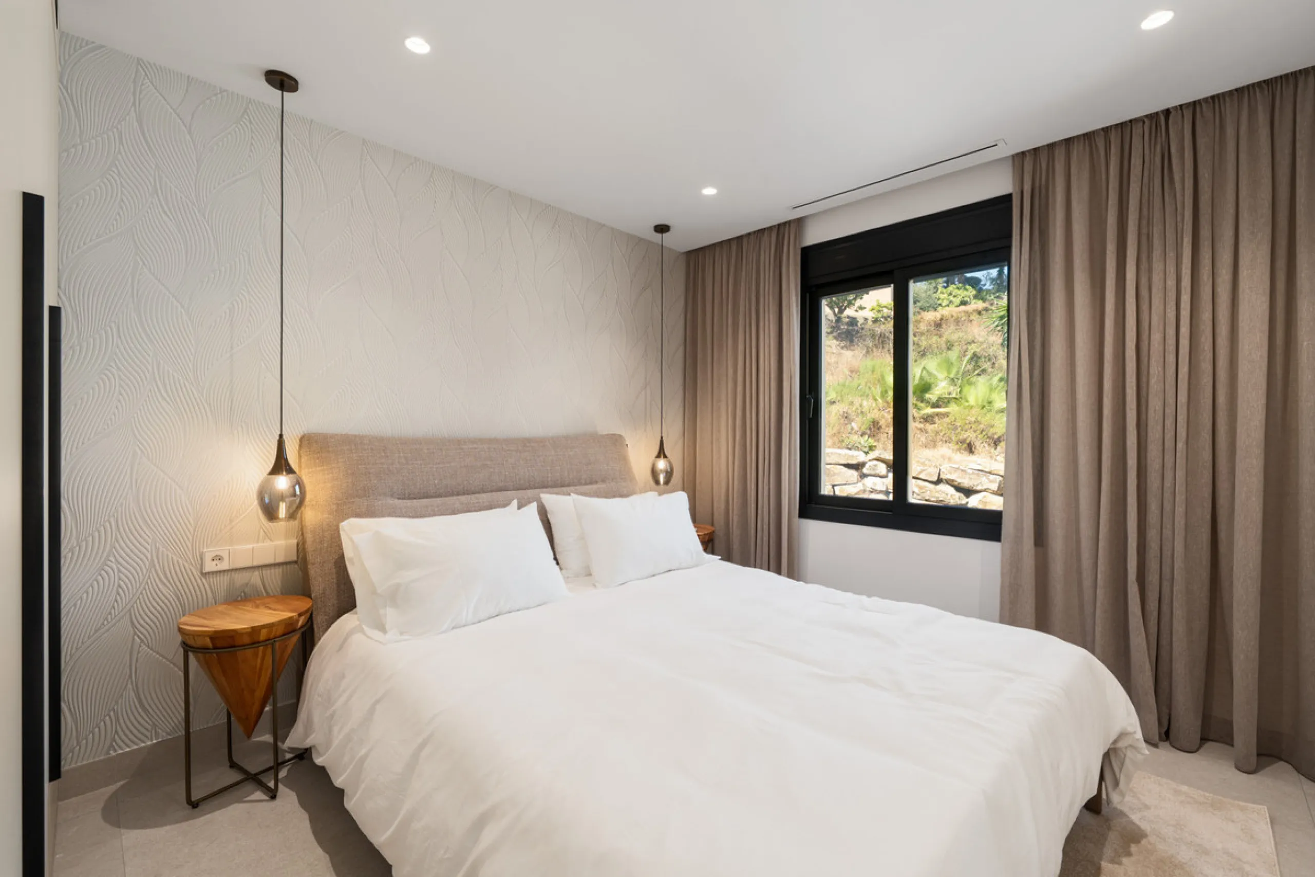 Apartment Jasmine is a beautifully renovated three-bedroom apartment for sale in the exclusive Palacetes Los Belvederes, an established residential community in Nueva Andalucía. Originally built in 2003 and fully modernised in 2024, this southeast-facing 