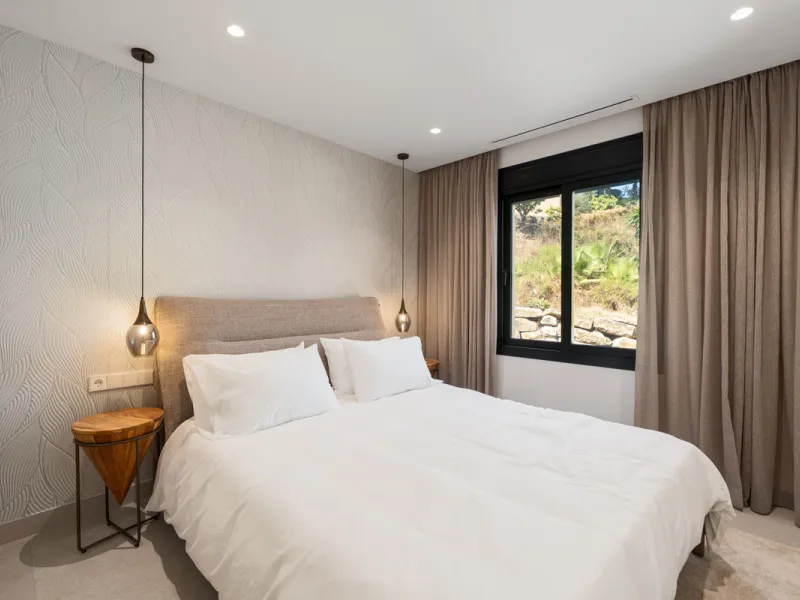 Apartment Jasmine is a beautifully renovated three-bedroom apartment for sale in the exclusive Palacetes Los Belvederes, an established residential community in Nueva Andalucía. Originally built in 2003 and fully modernised in 2024, this southeast-facing 