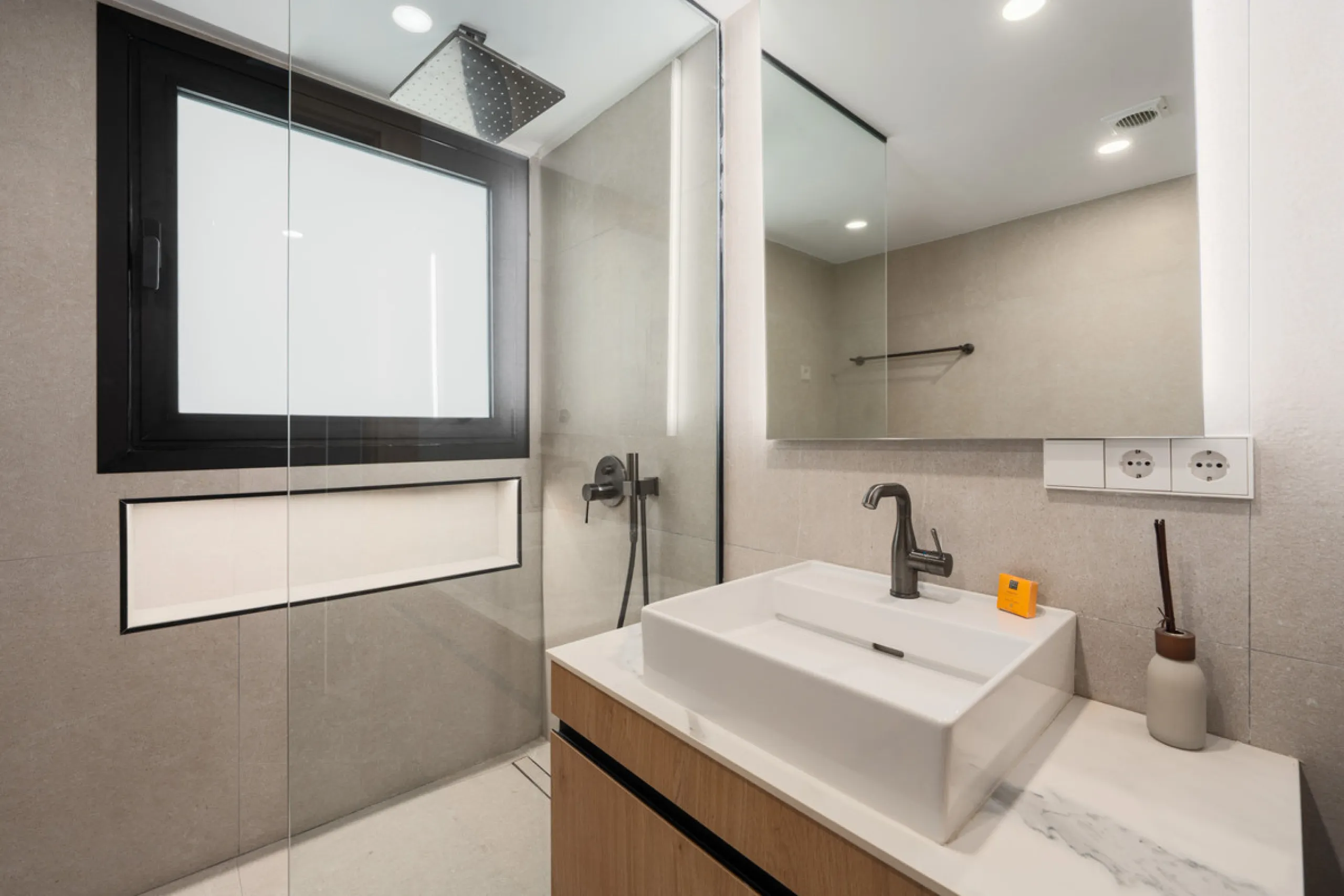 Apartment Jasmine is a beautifully renovated three-bedroom apartment for sale in the exclusive Palacetes Los Belvederes, an established residential community in Nueva Andalucía. Originally built in 2003 and fully modernised in 2024, this southeast-facing 
