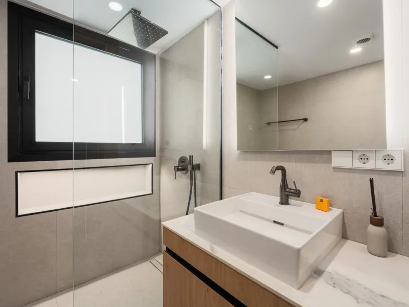 Apartment Jasmine is a beautifully renovated three-bedroom apartment for sale in the exclusive Palacetes Los Belvederes, an established residential community in Nueva Andalucía. Originally built in 2003 and fully modernised in 2024, this southeast-facing 