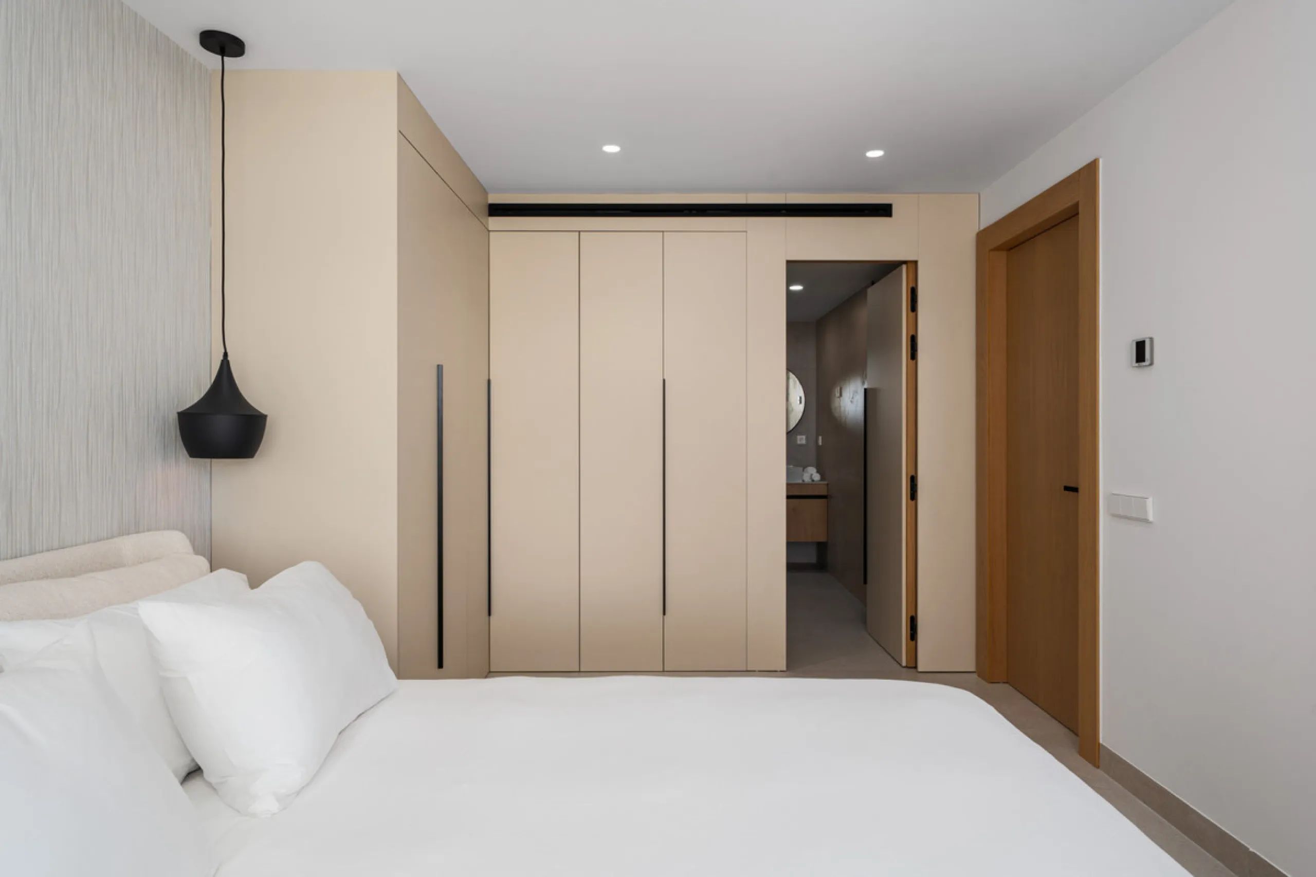 Apartment Jasmine is a beautifully renovated three-bedroom apartment for sale in the exclusive Palacetes Los Belvederes, an established residential community in Nueva Andalucía. Originally built in 2003 and fully modernised in 2024, this southeast-facing 