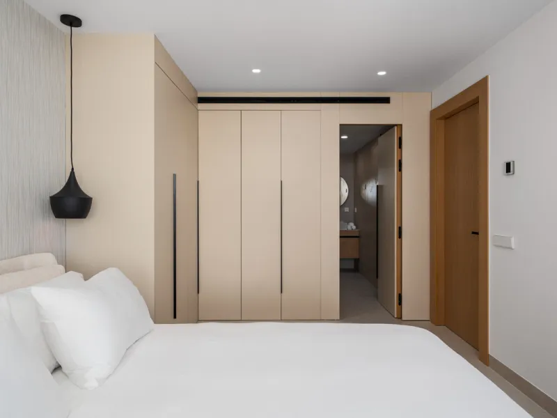 Apartment Jasmine is a beautifully renovated three-bedroom apartment for sale in the exclusive Palacetes Los Belvederes, an established residential community in Nueva Andalucía. Originally built in 2003 and fully modernised in 2024, this southeast-facing 