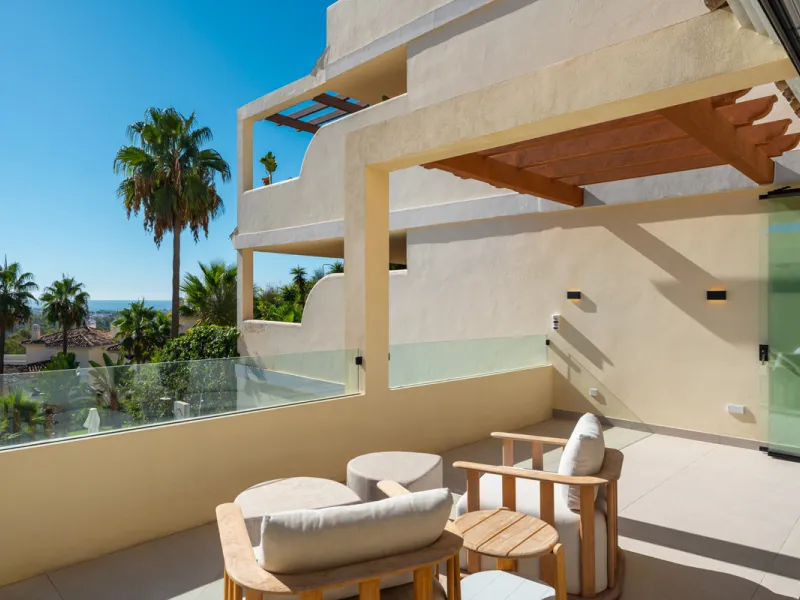 Apartment Jasmine is a beautifully renovated three-bedroom apartment for sale in the exclusive Palacetes Los Belvederes, an established residential community in Nueva Andalucía. Originally built in 2003 and fully modernised in 2024, this southeast-facing 