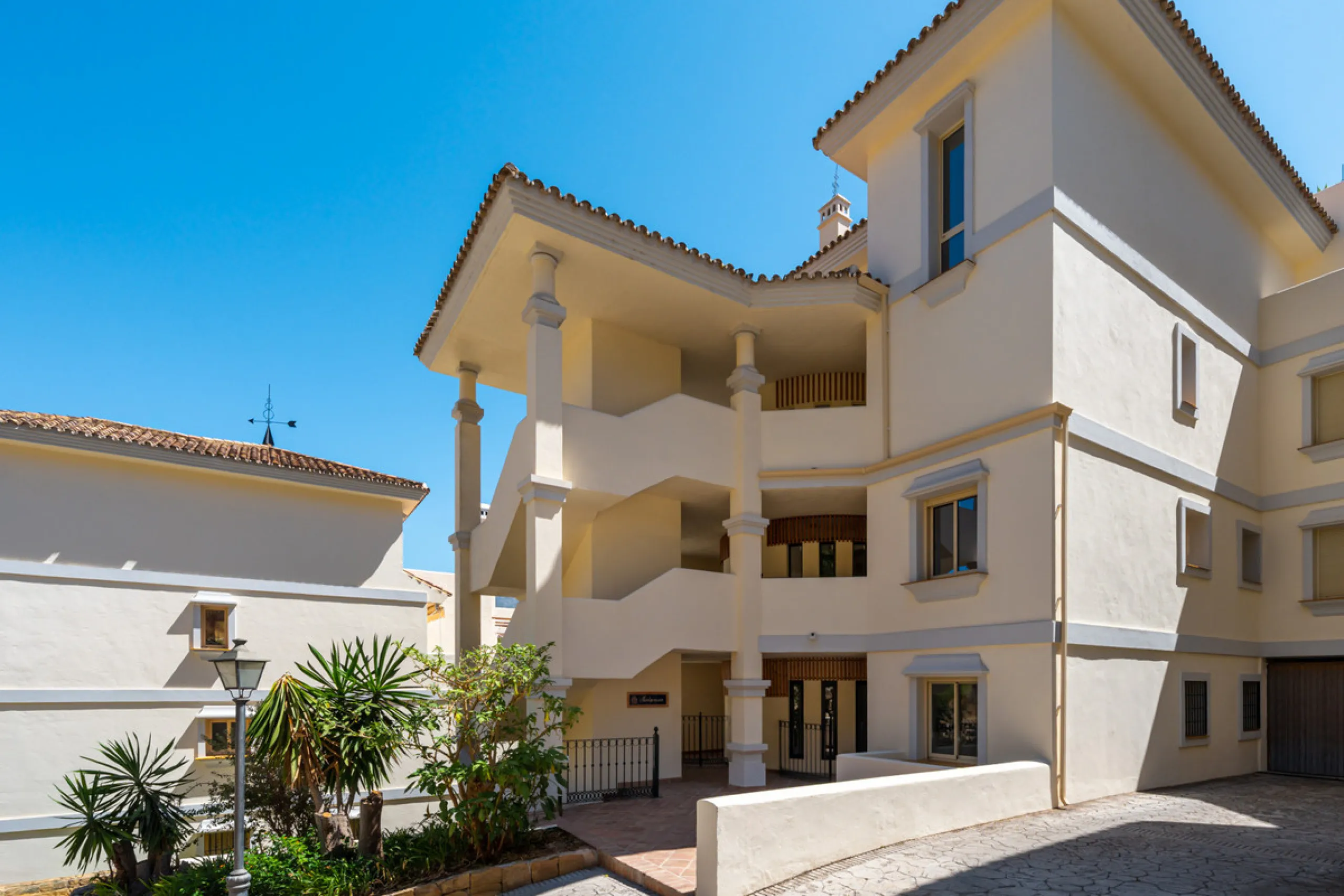 Apartment Jasmine is a beautifully renovated three-bedroom apartment for sale in the exclusive Palacetes Los Belvederes, an established residential community in Nueva Andalucía. Originally built in 2003 and fully modernised in 2024, this southeast-facing 