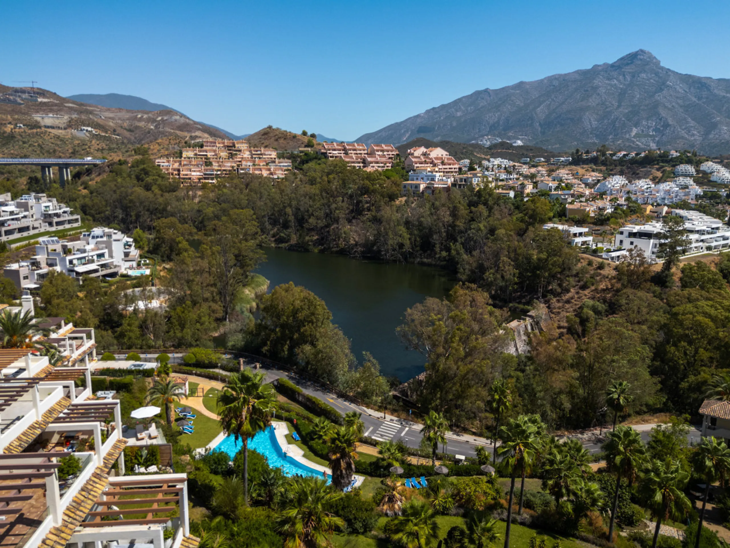 Apartment Jasmine is a beautifully renovated three-bedroom apartment for sale in the exclusive Palacetes Los Belvederes, an established residential community in Nueva Andalucía. Originally built in 2003 and fully modernised in 2024, this southeast-facing 
